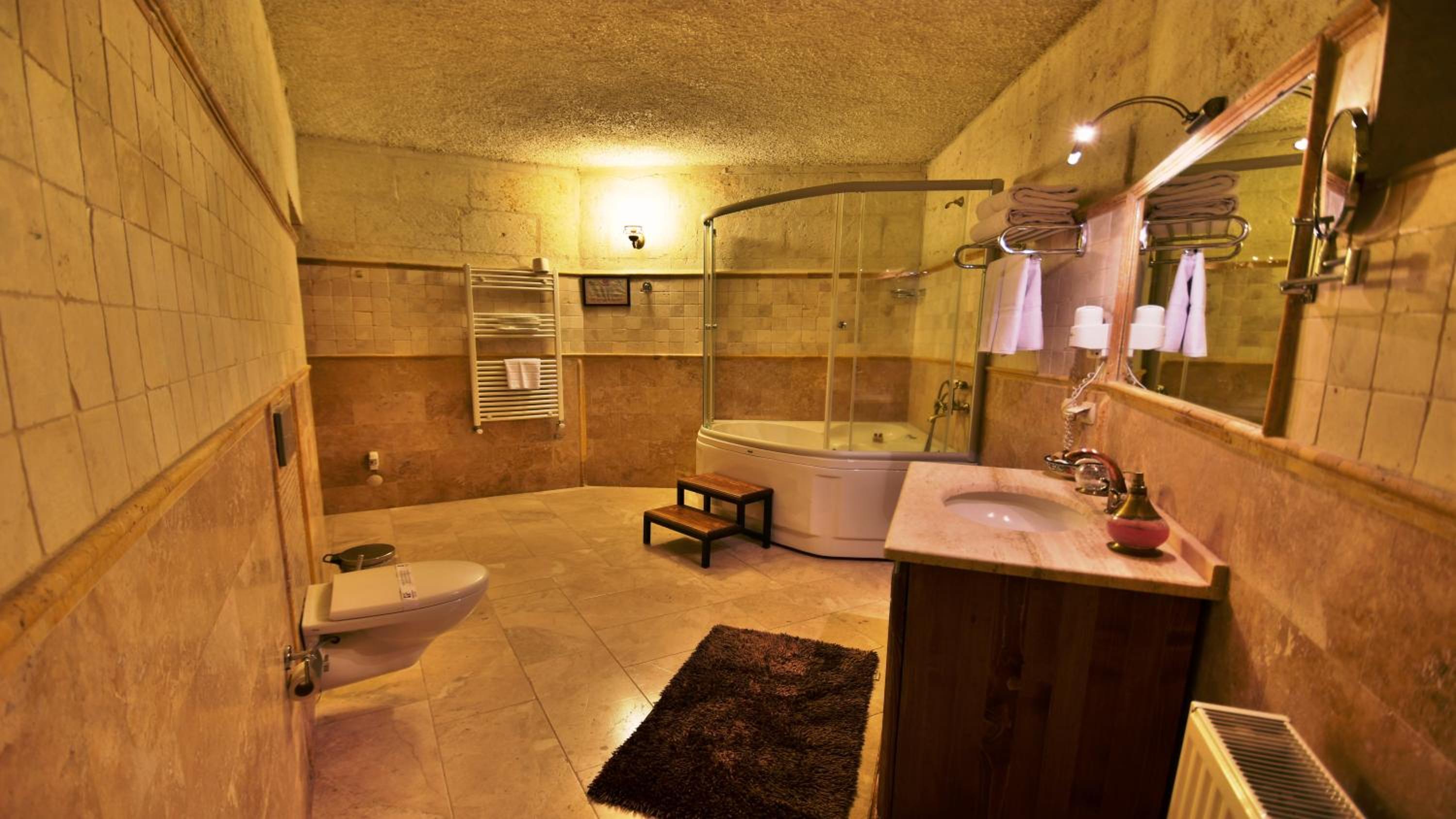Harman Cave Hotel - Image 6