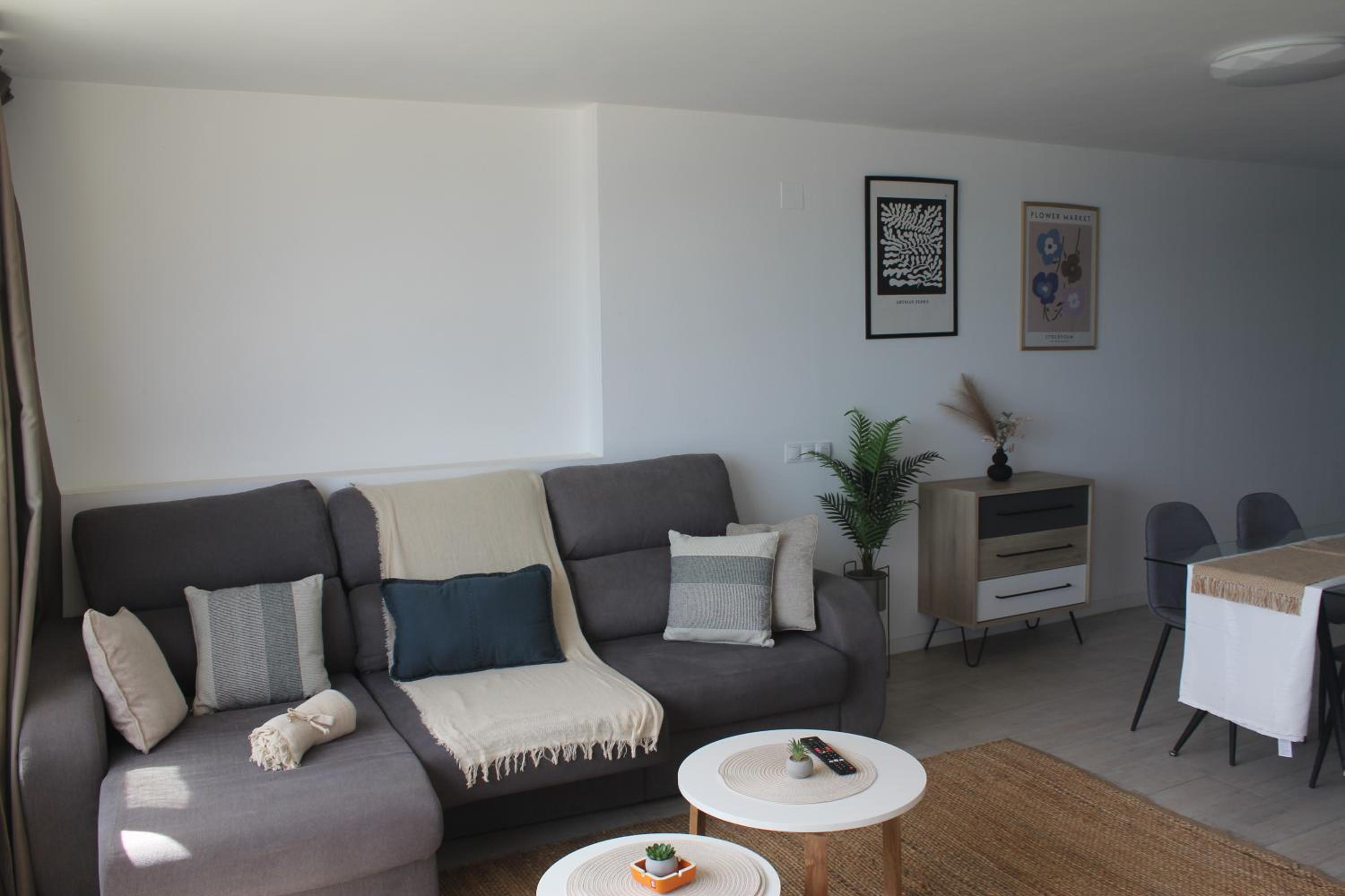 Apartamento ensueño 1a linea playa poniente 6 PAX parking wifi y AC