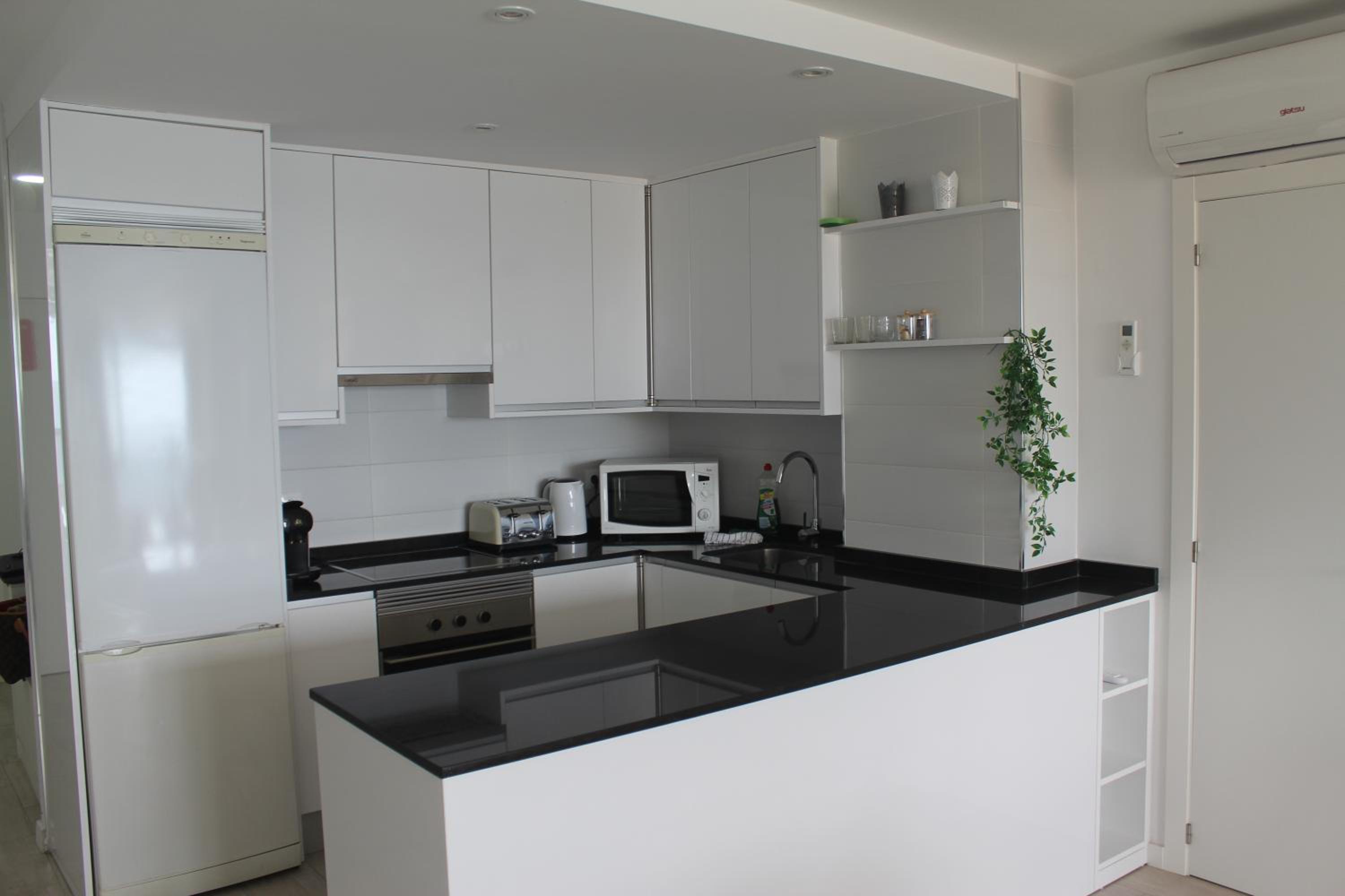 Apartamento ensueño 1a linea playa poniente 6 PAX parking wifi y AC