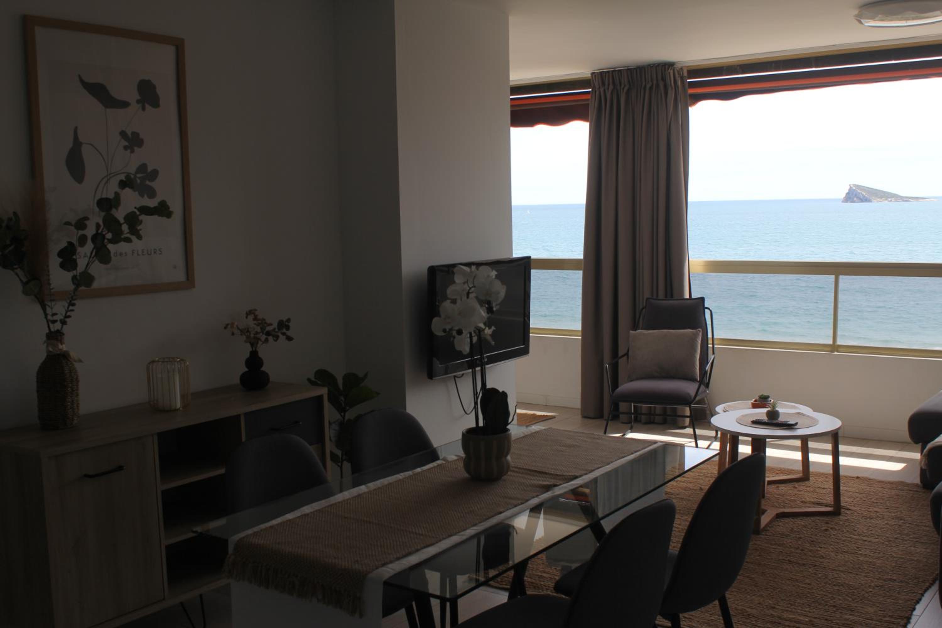Apartamento ensueño 1a linea playa poniente 6 PAX parking wifi y AC