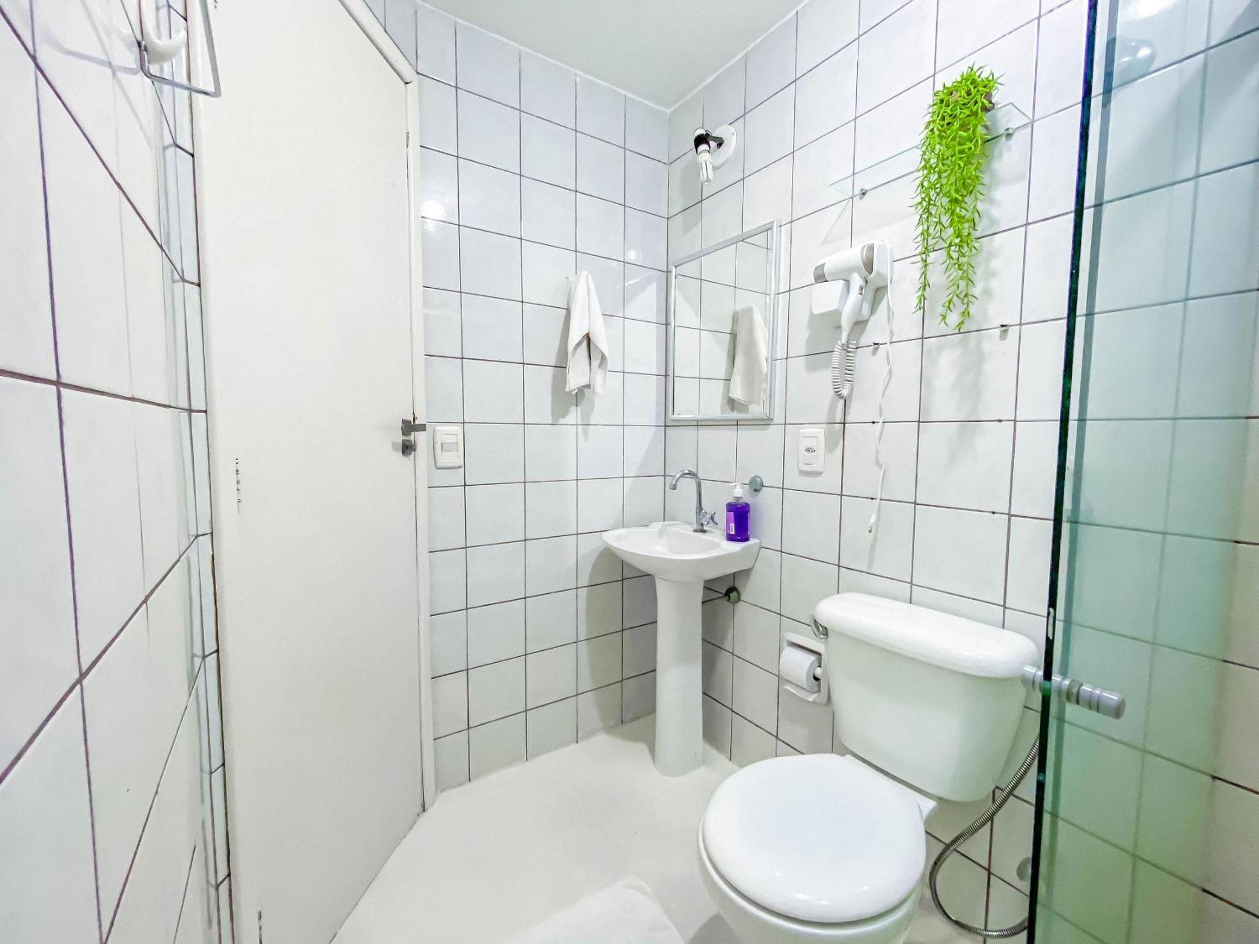 Condomínio Village Taperapuã a uma quadra do Axé Mói, com piscina, churrasqueira, portaria 24hrs, com supermercado e centro gastronômico ao lado