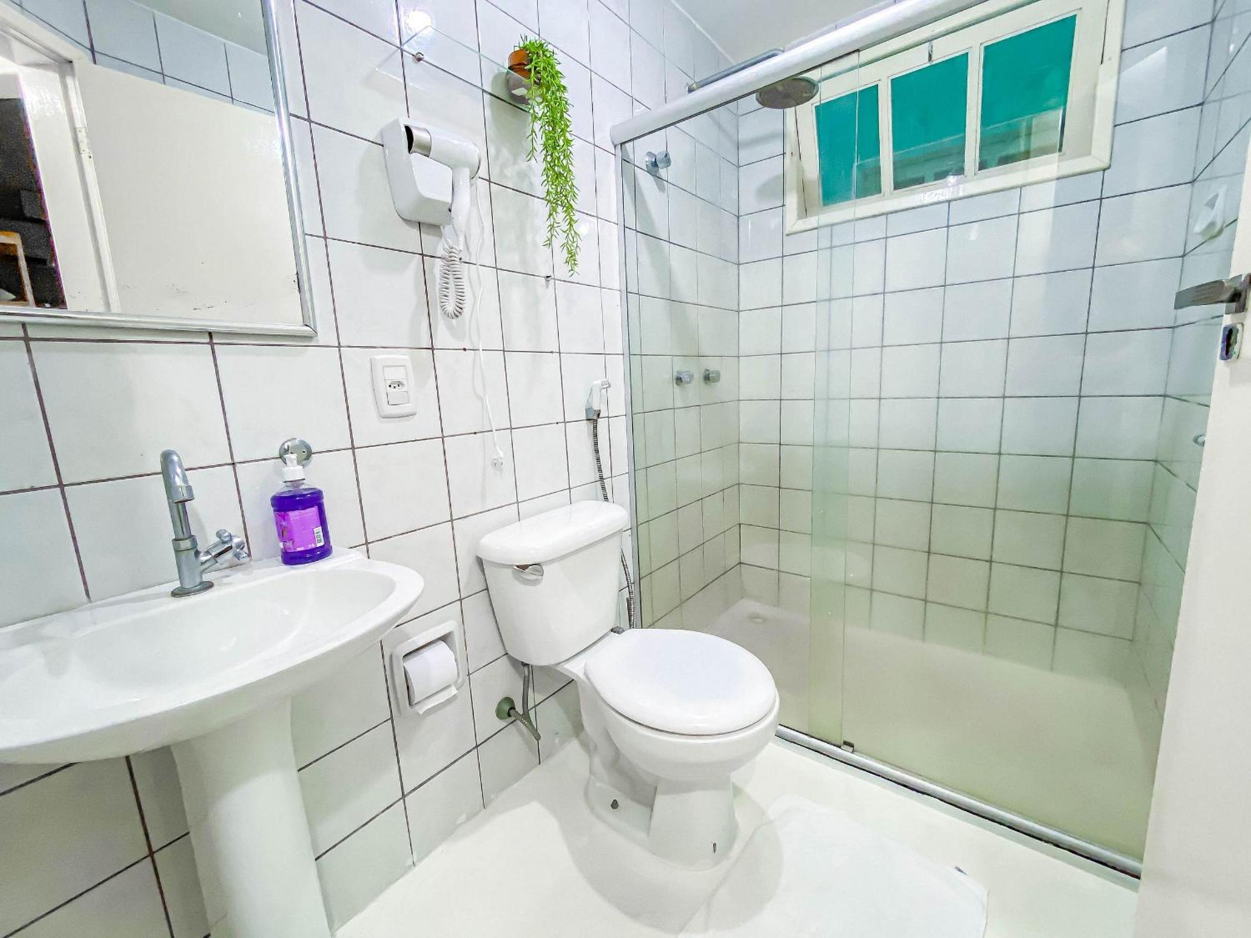 Condomínio Village Taperapuã a uma quadra do Axé Mói, com piscina, churrasqueira, portaria 24hrs, com supermercado e centro gastronômico ao lado