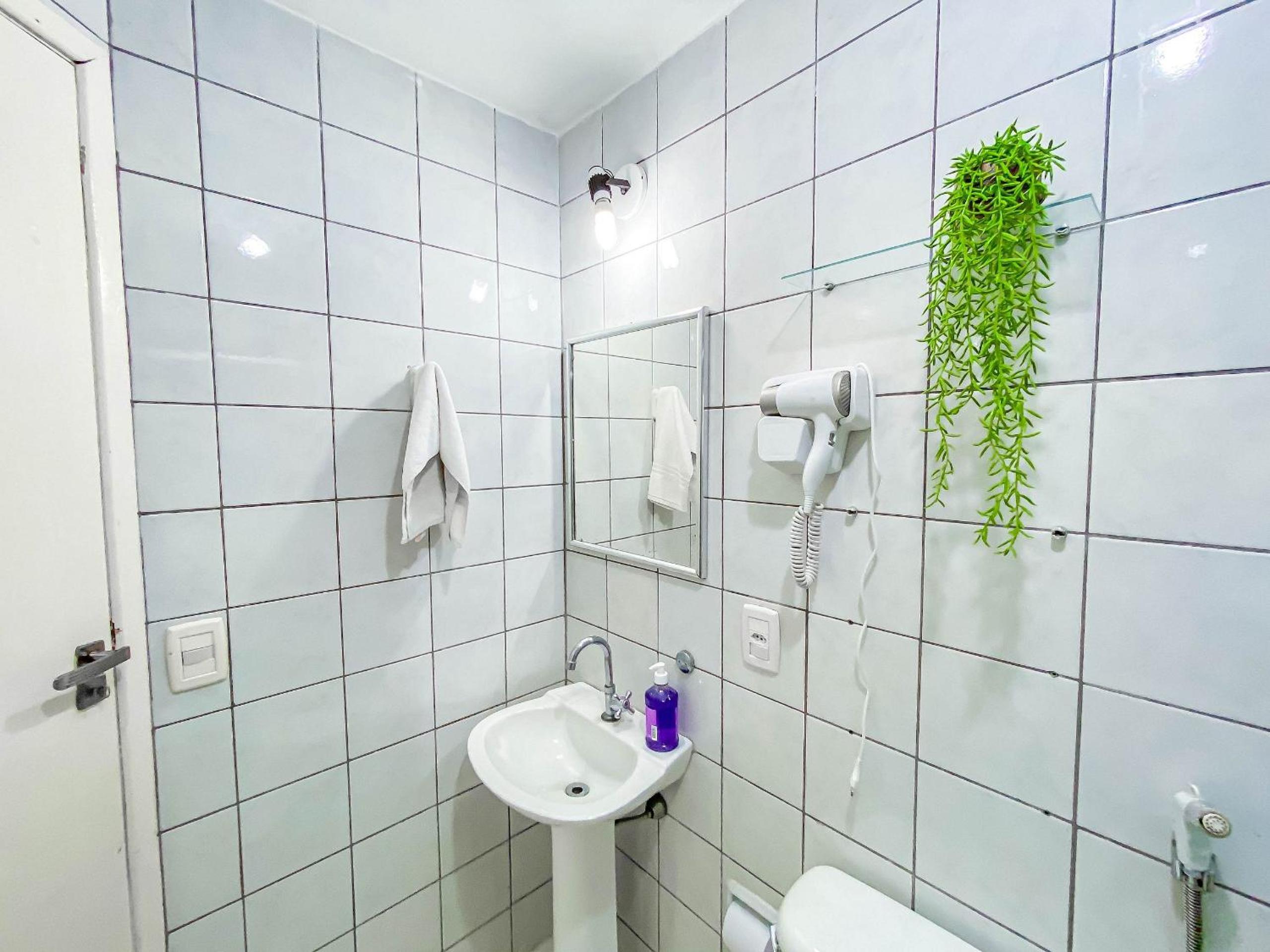 Condomínio Village Taperapuã a uma quadra do Axé Mói, com piscina, churrasqueira, portaria 24hrs, com supermercado e centro gastronômico ao lado
