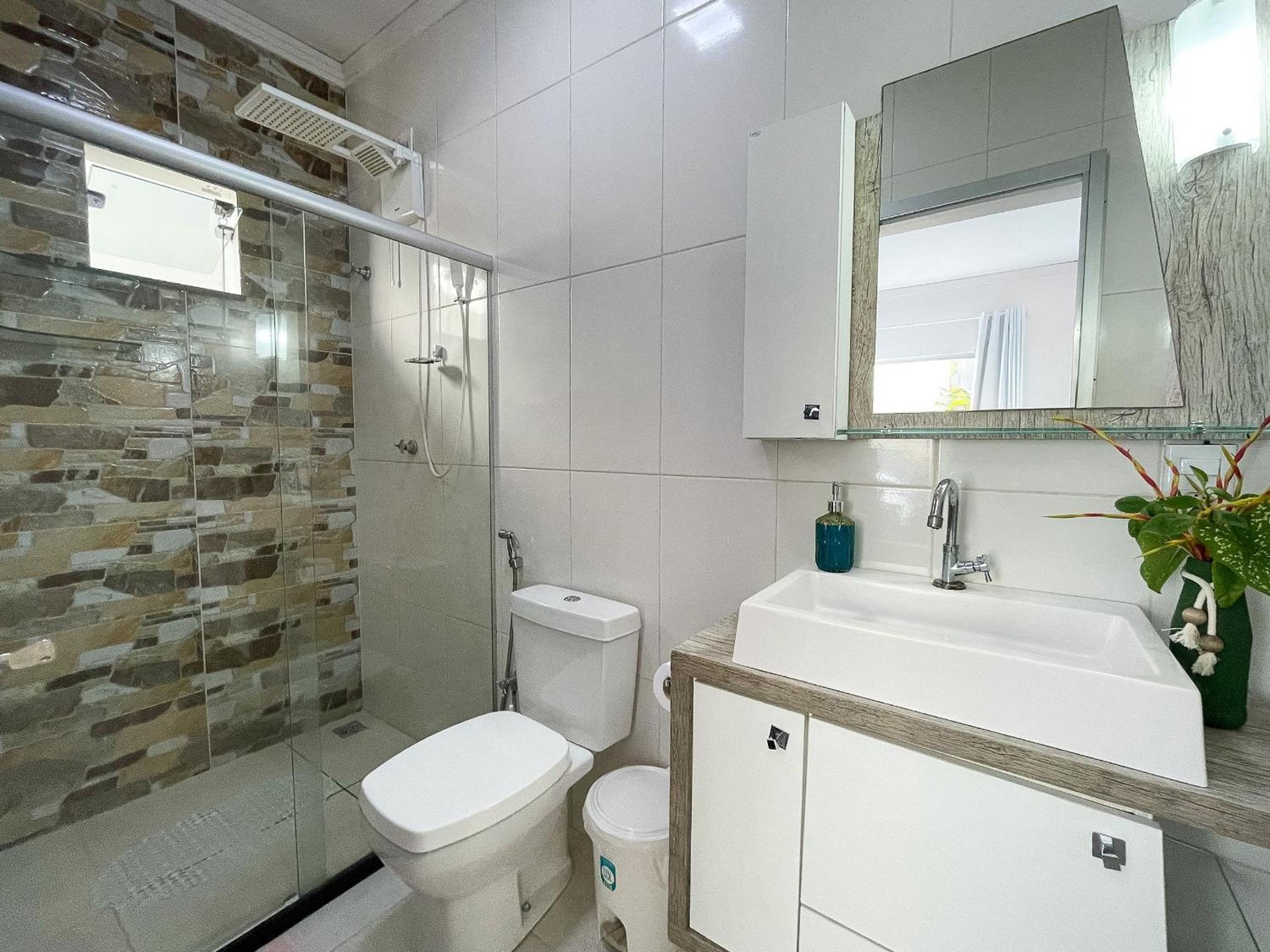 Casa Privativa de 3 Quartos com Piscina com Aquecimento Solar a 800m das Praias de Taperapuan, Ar Condicionado, WiFi 110Mbps, Churrasqueira, Garagem para 0