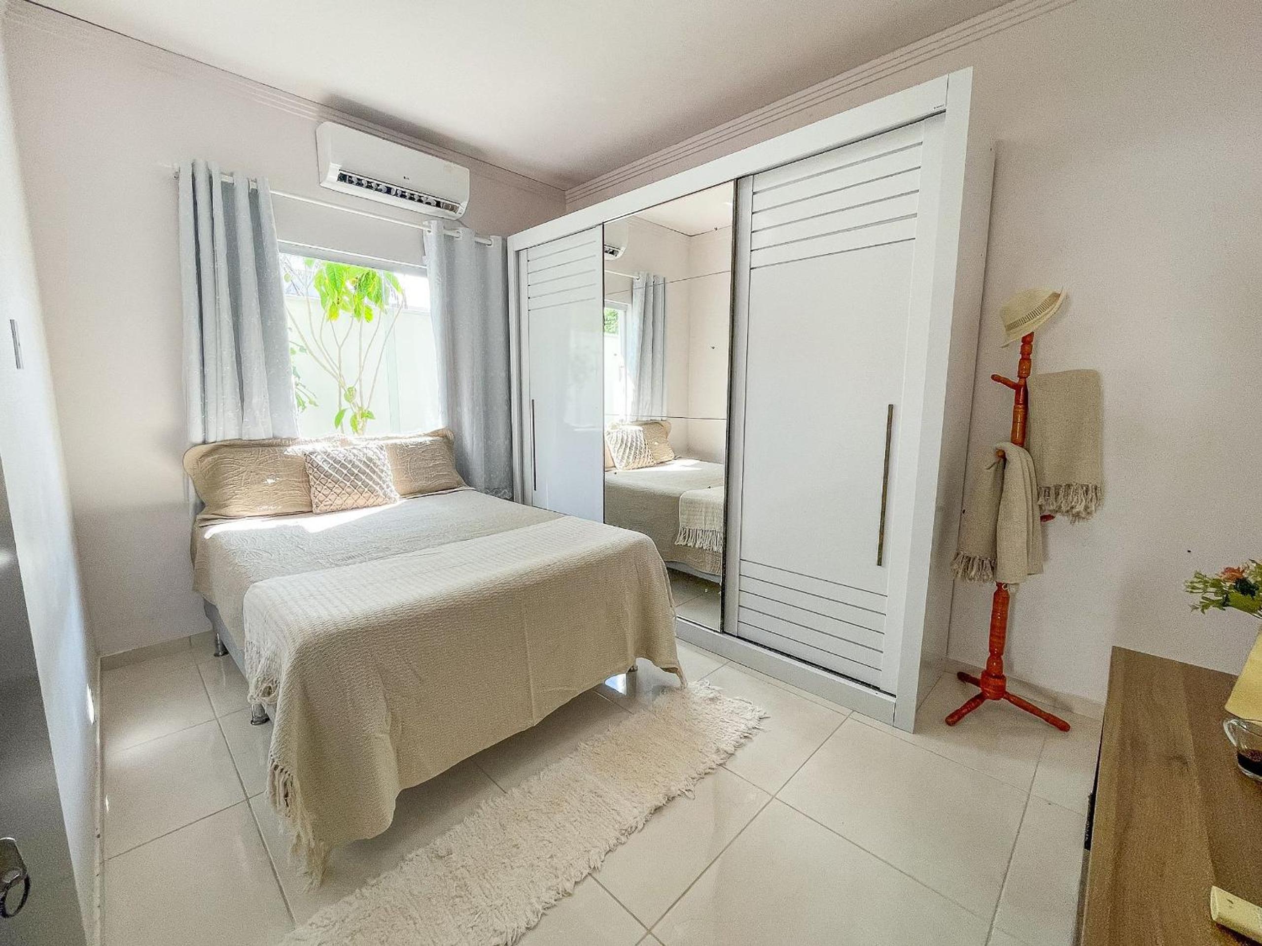 Casa Privativa de 3 Quartos com Piscina com Aquecimento Solar a 800m das Praias de Taperapuan, Ar Condicionado, WiFi 110Mbps, Churrasqueira, Garagem para 0