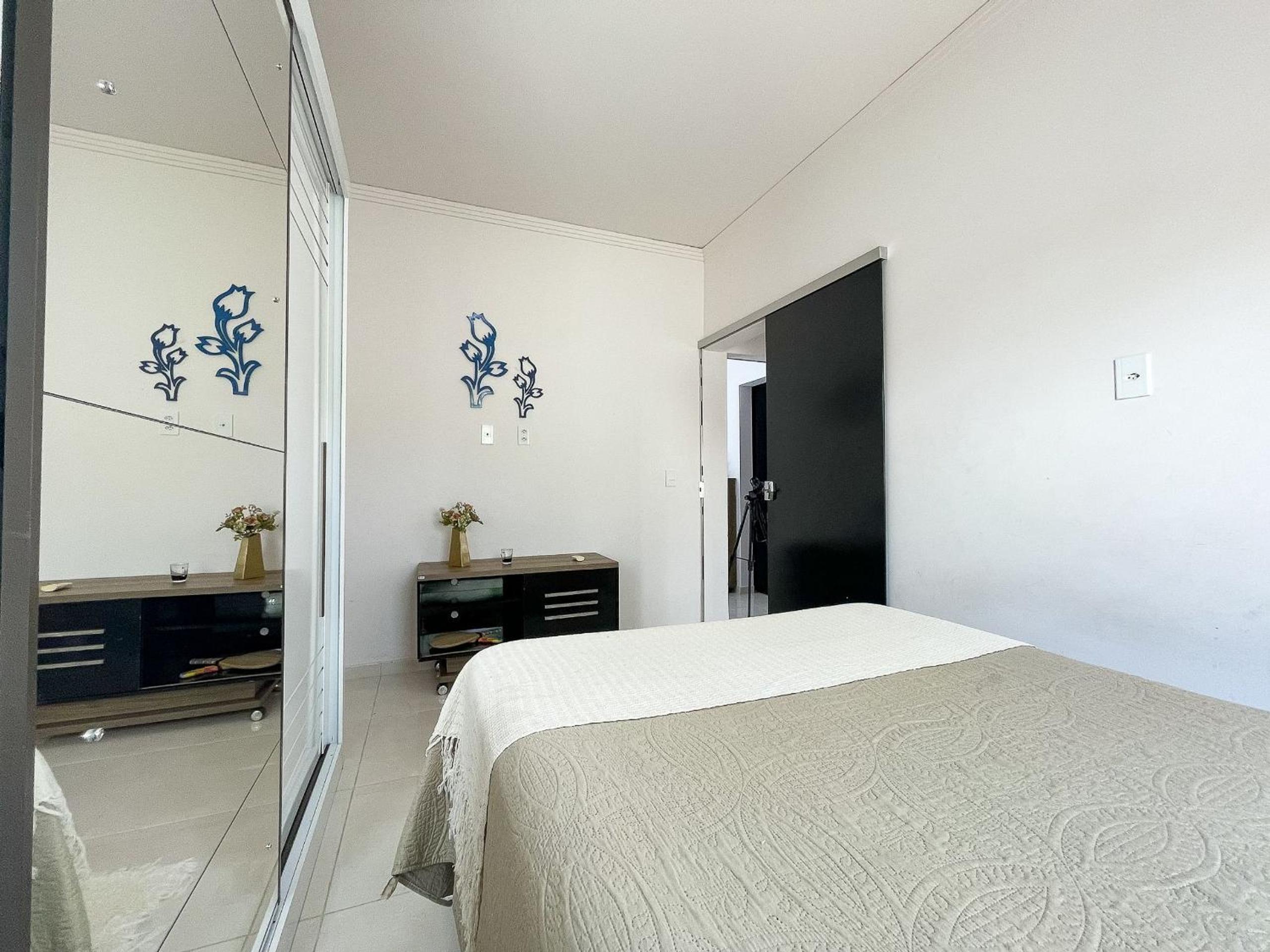 Casa Privativa de 3 Quartos com Piscina com Aquecimento Solar a 800m das Praias de Taperapuan, Ar Condicionado, WiFi 110Mbps, Churrasqueira, Garagem para 0