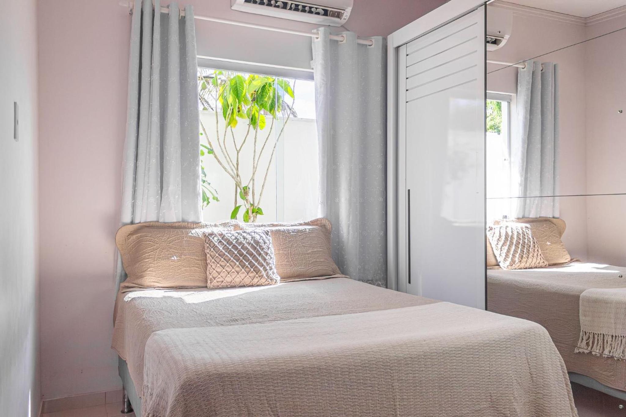 Casa Privativa de 3 Quartos com Piscina com Aquecimento Solar a 800m das Praias de Taperapuan, Ar Condicionado, WiFi 110Mbps, Churrasqueira, Garagem para 0