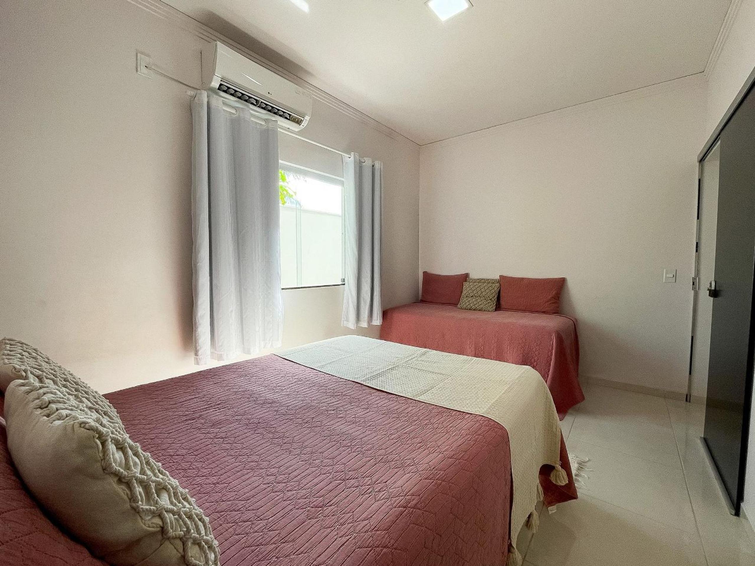 Casa Privativa de 3 Quartos com Piscina com Aquecimento Solar a 800m das Praias de Taperapuan, Ar Condicionado, WiFi 110Mbps, Churrasqueira, Garagem para 0