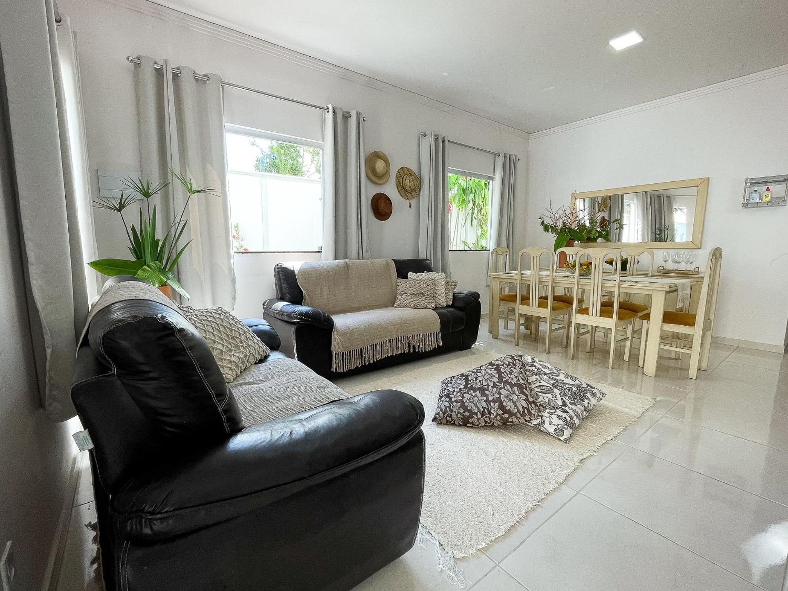 Casa Privativa de 3 Quartos com Piscina com Aquecimento Solar a 800m das Praias de Taperapuan, Ar Condicionado, WiFi 110Mbps, Churrasqueira, Garagem para 0
