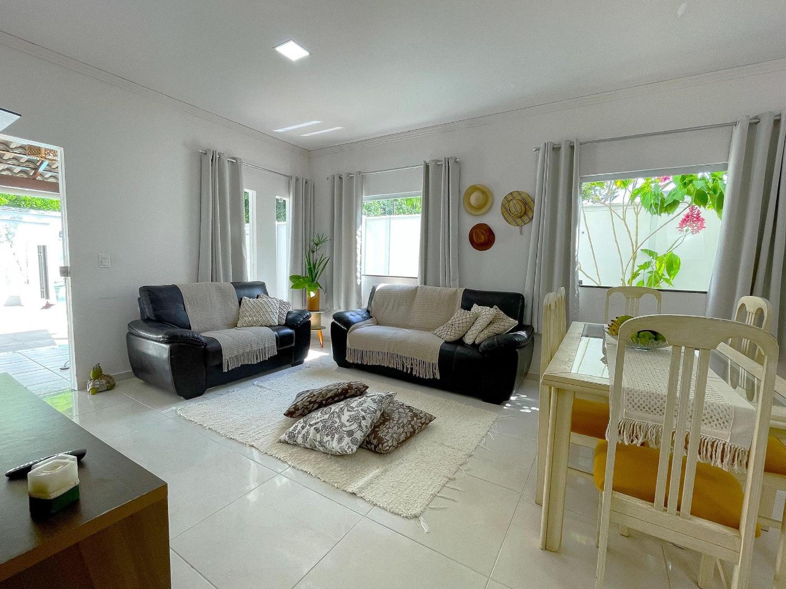 Casa Privativa de 3 Quartos com Piscina com Aquecimento Solar a 800m das Praias de Taperapuan, Ar Condicionado, WiFi 110Mbps, Churrasqueira, Garagem para 0