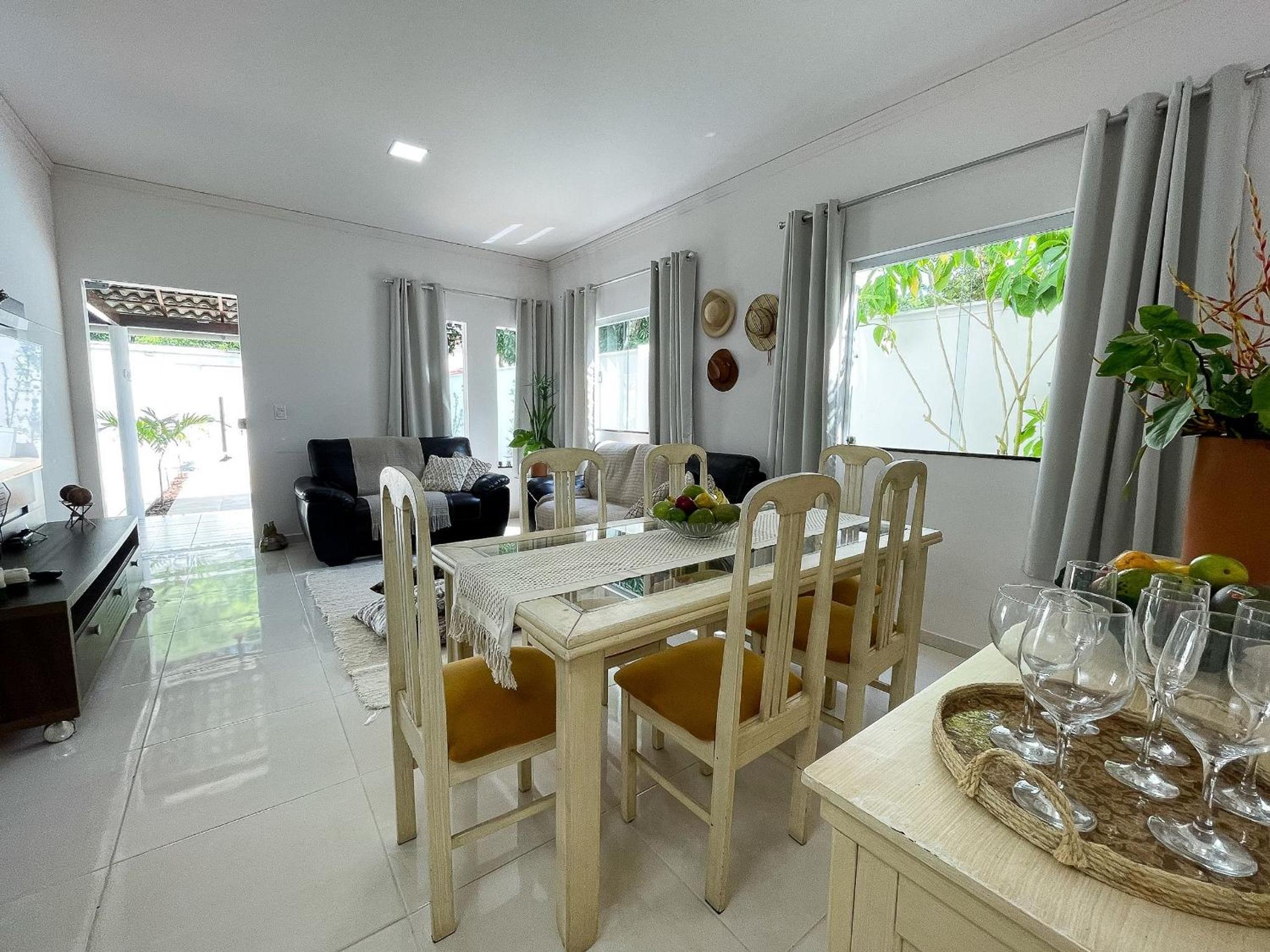 Casa Privativa de 3 Quartos com Piscina com Aquecimento Solar a 800m das Praias de Taperapuan, Ar Condicionado, WiFi 110Mbps, Churrasqueira, Garagem para 0