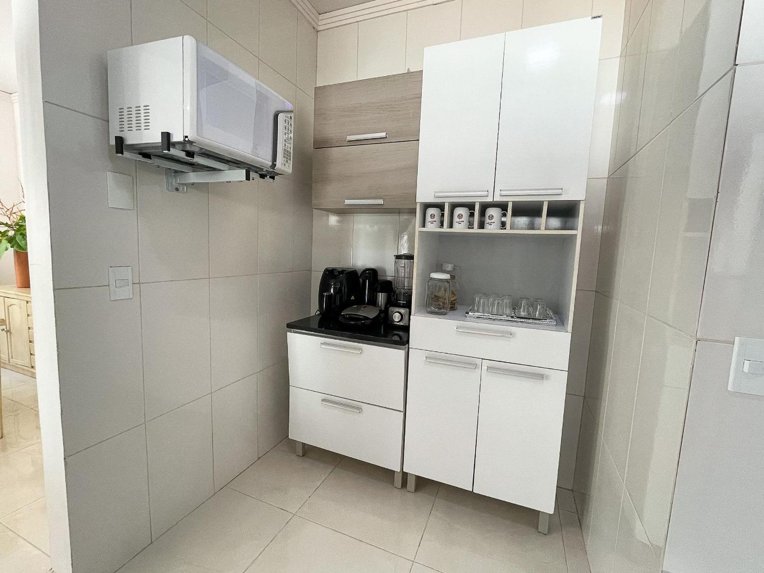 Casa Privativa de 3 Quartos com Piscina com Aquecimento Solar a 800m das Praias de Taperapuan, Ar Condicionado, WiFi 110Mbps, Churrasqueira, Garagem para 0