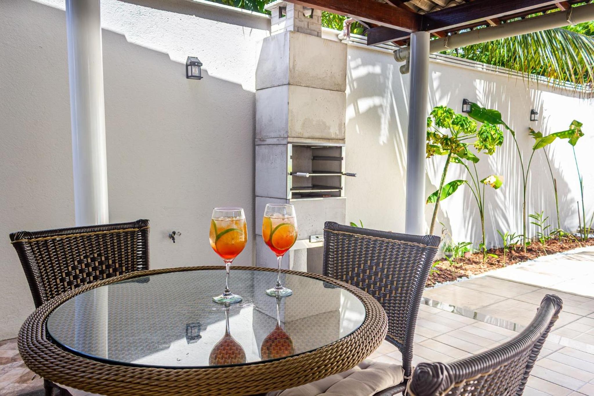 Casa Privativa de 3 Quartos com Piscina com Aquecimento Solar a 800m das Praias de Taperapuan, Ar Condicionado, WiFi 110Mbps, Churrasqueira, Garagem para 0