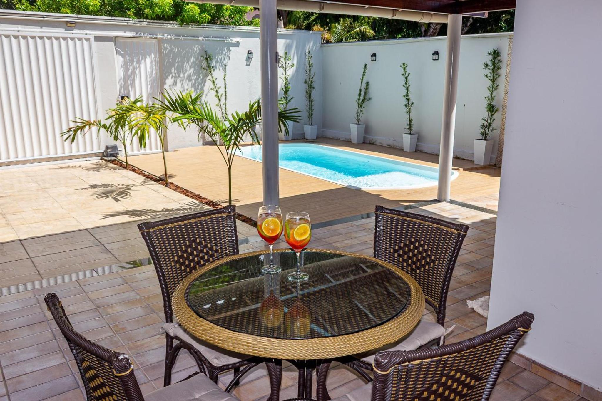 Casa Privativa de 3 Quartos com Piscina com Aquecimento Solar a 800m das Praias de Taperapuan, Ar Condicionado, WiFi 110Mbps, Churrasqueira, Garagem para 0