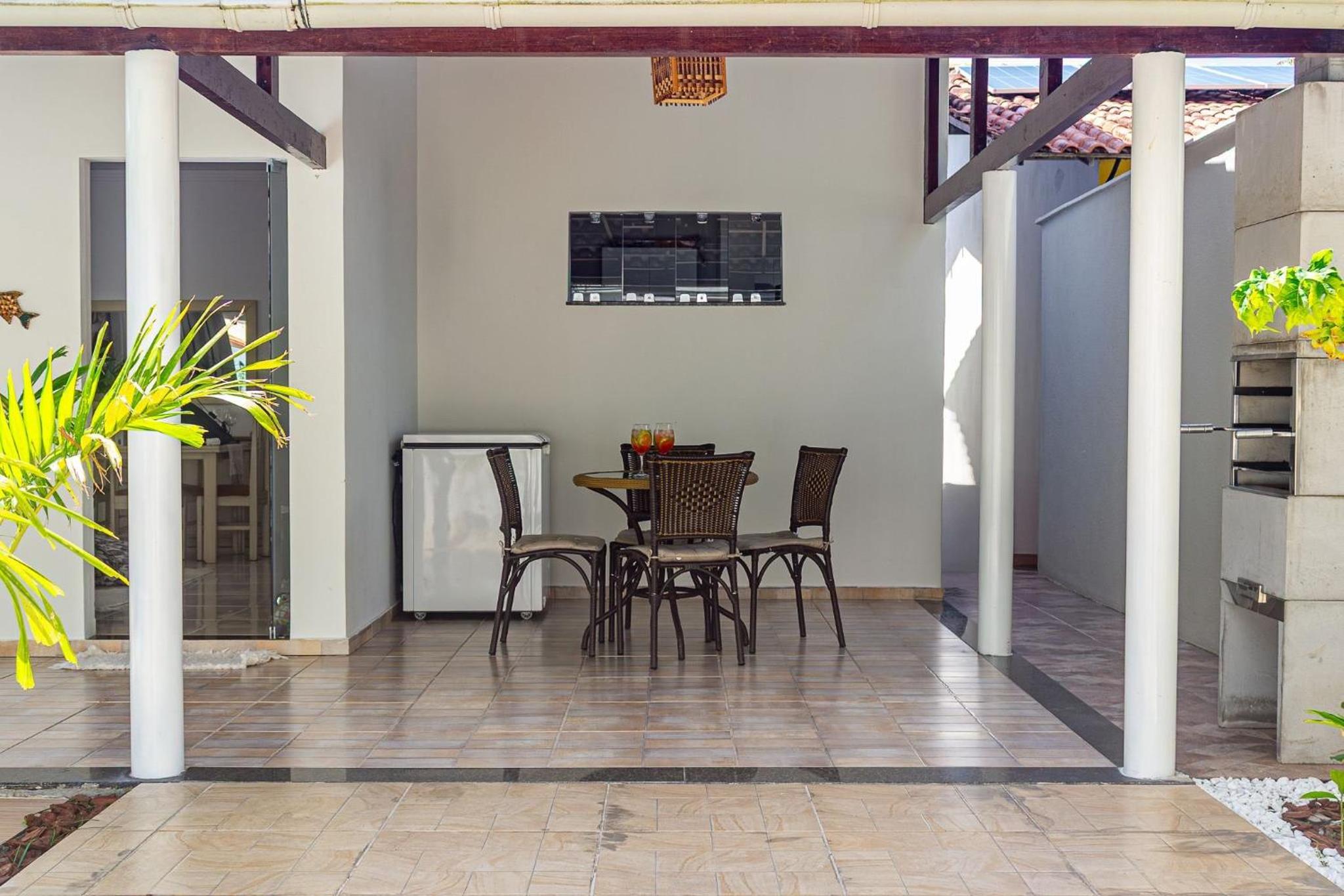 Casa Privativa de 3 Quartos com Piscina com Aquecimento Solar a 800m das Praias de Taperapuan, Ar Condicionado, WiFi 110Mbps, Churrasqueira, Garagem para 0