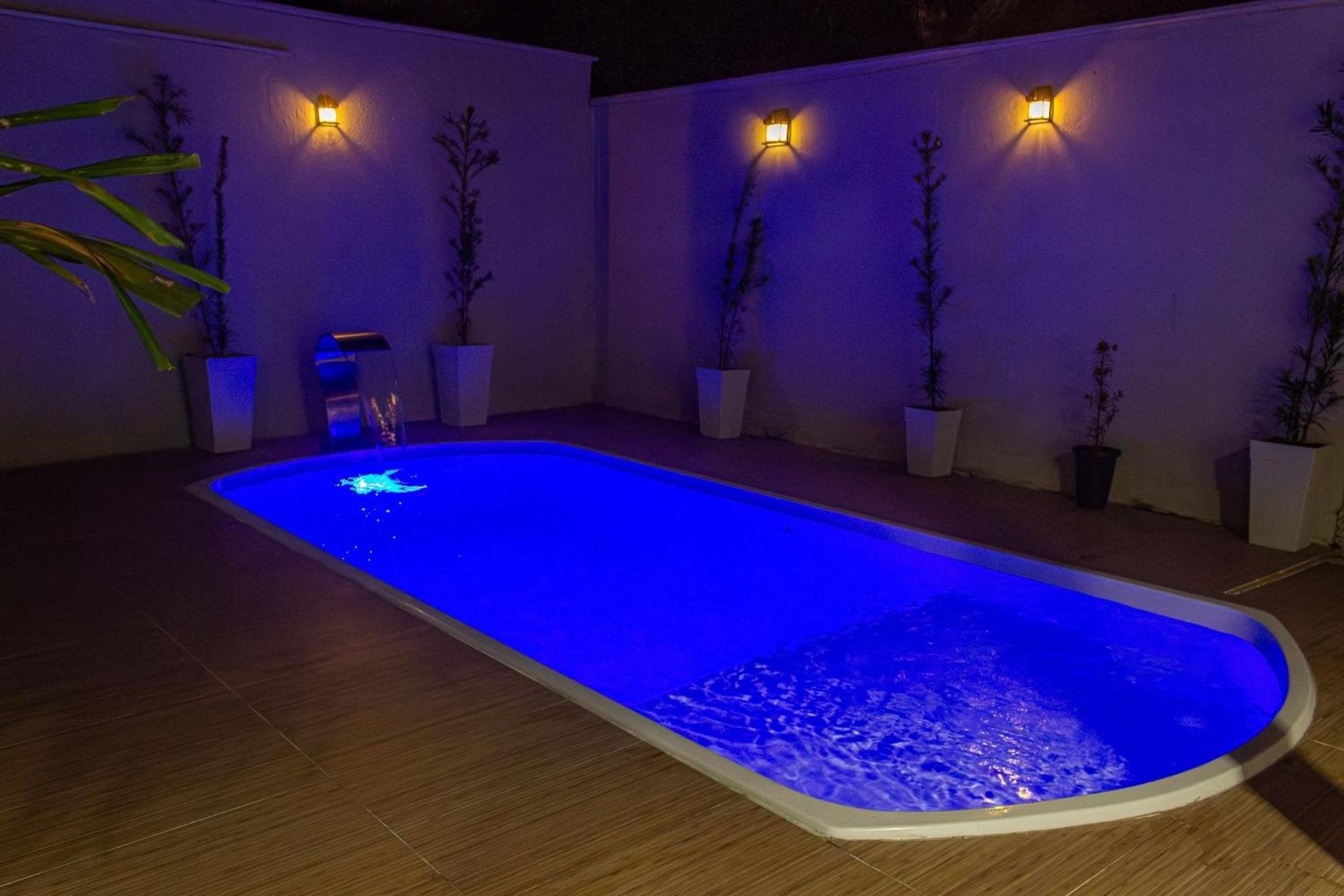 Casa Privativa de 3 Quartos com Piscina com Aquecimento Solar a 800m das Praias de Taperapuan, Ar Condicionado, WiFi 110Mbps, Churrasqueira, Garagem para 0