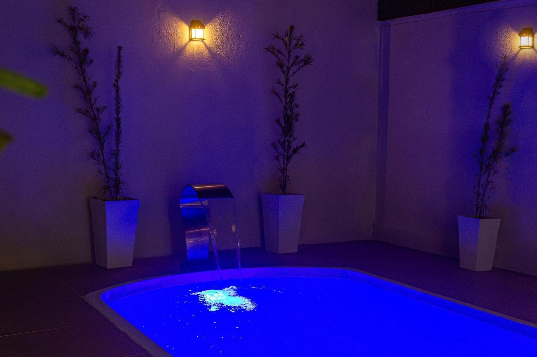 Casa Privativa de 3 Quartos com Piscina com Aquecimento Solar a 800m das Praias de Taperapuan, Ar Condicionado, WiFi 110Mbps, Churrasqueira, Garagem para 0