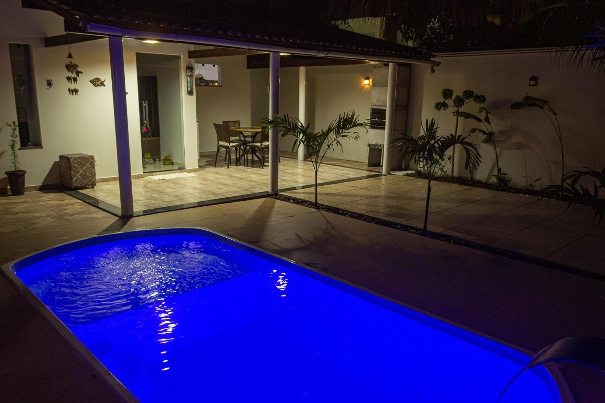 Casa Privativa de 3 Quartos com Piscina com Aquecimento Solar a 800m das Praias de Taperapuan, Ar Condicionado, WiFi 110Mbps, Churrasqueira, Garagem para 0