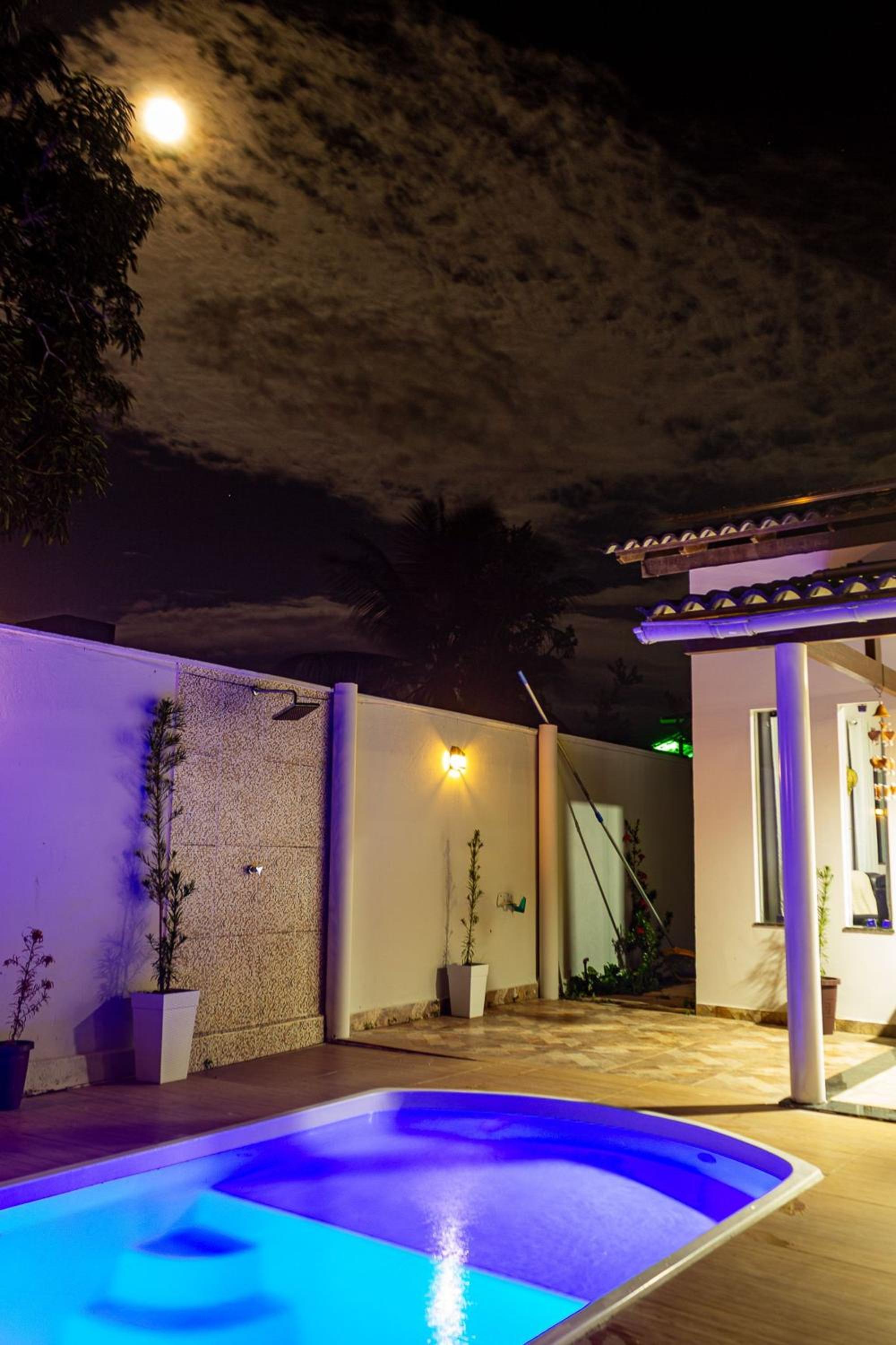 Casa Privativa de 3 Quartos com Piscina com Aquecimento Solar a 800m das Praias de Taperapuan, Ar Condicionado, WiFi 110Mbps, Churrasqueira, Garagem para 0