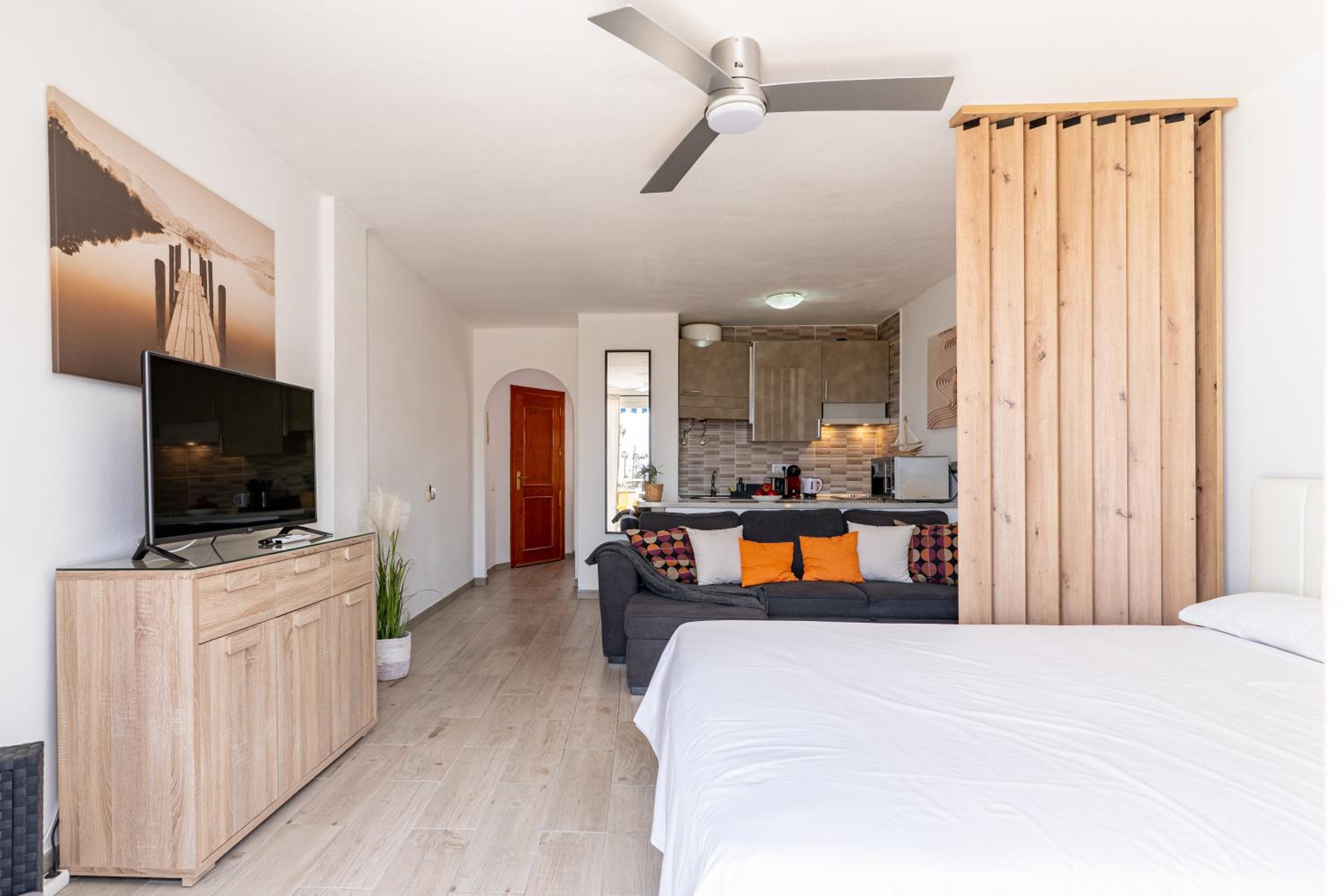 Modern studio with ocean views and heated pool in Malibu Park