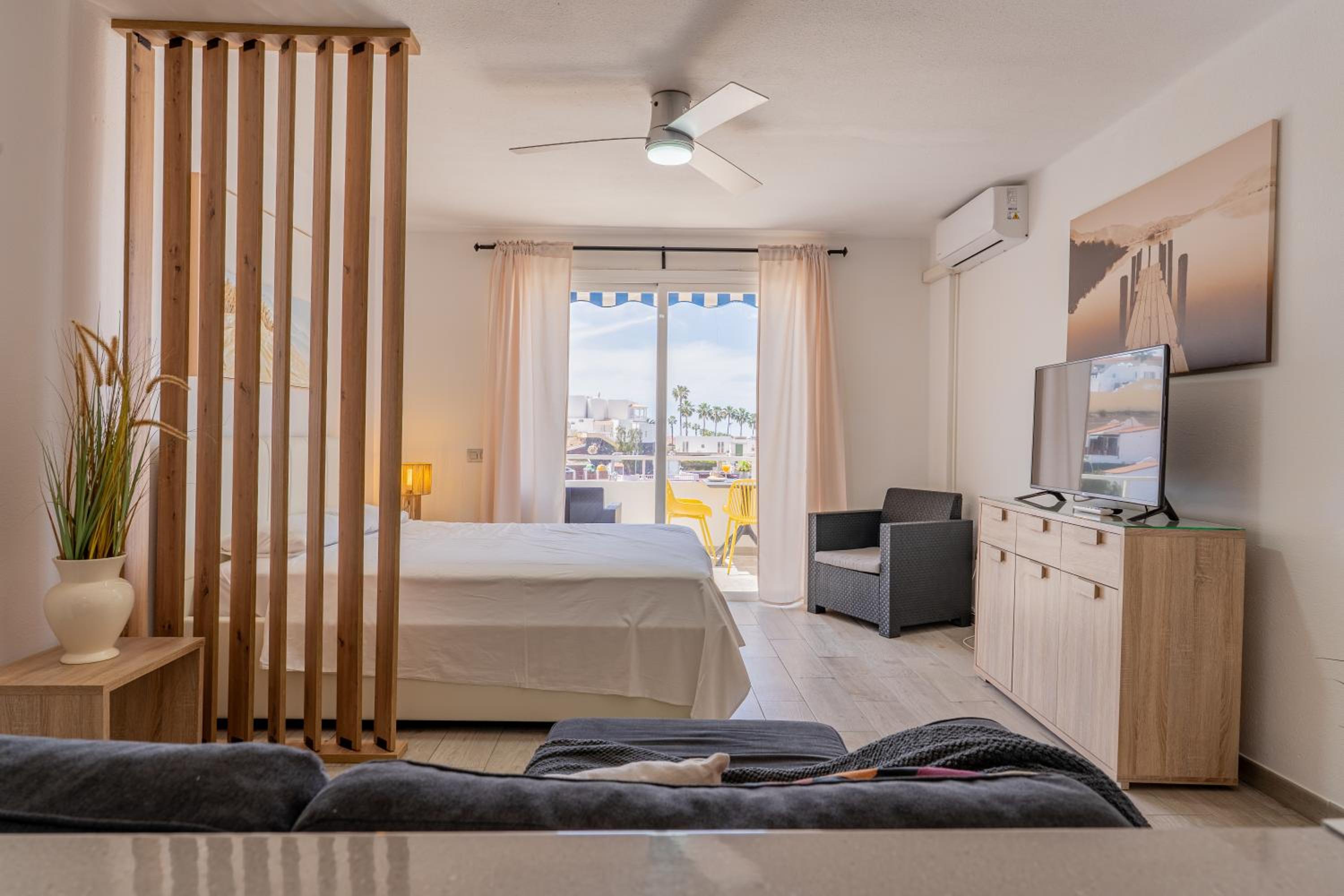 Modern studio with ocean views and heated pool in Malibu Park