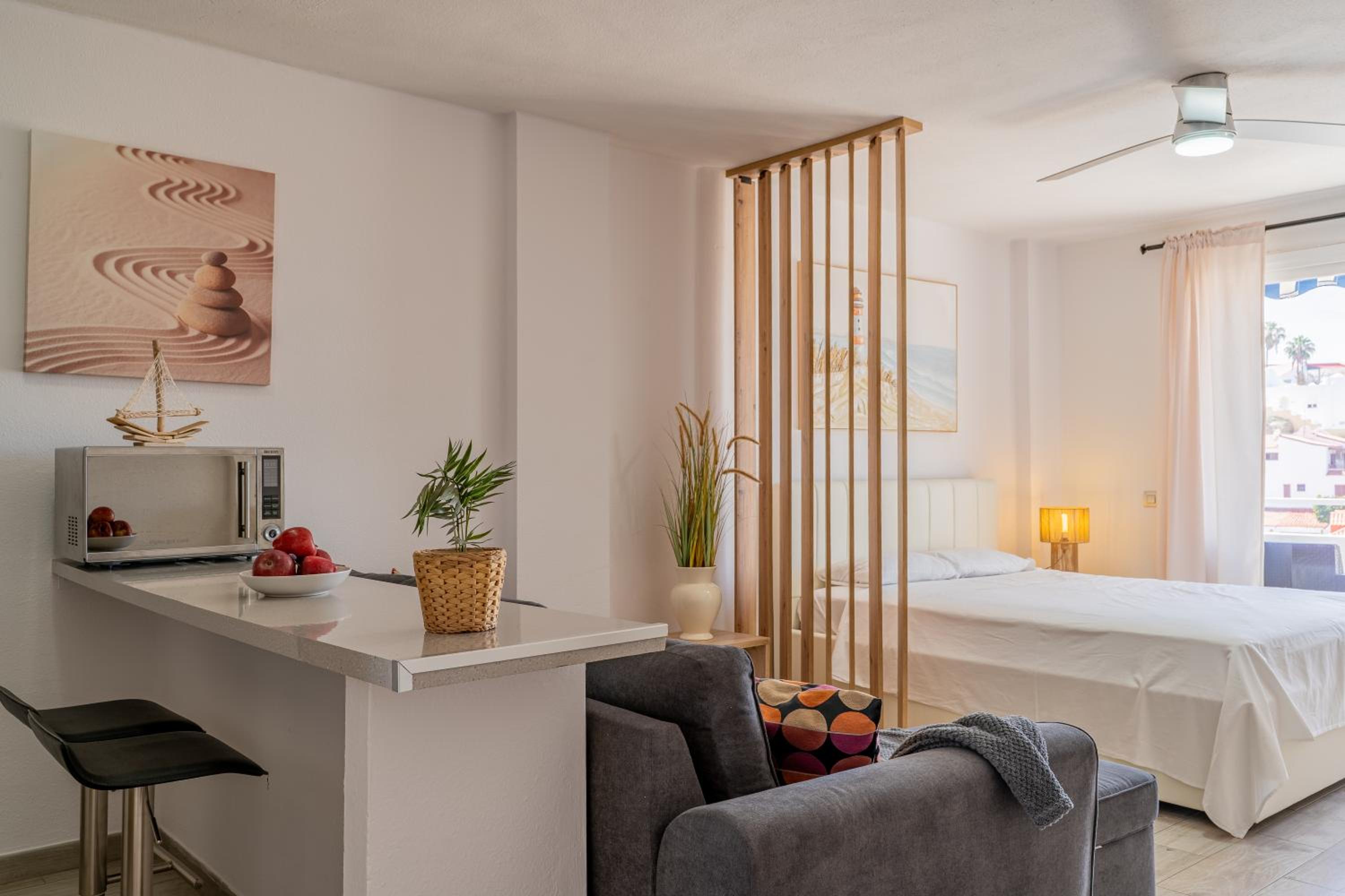 Modern studio with ocean views and heated pool in Malibu Park