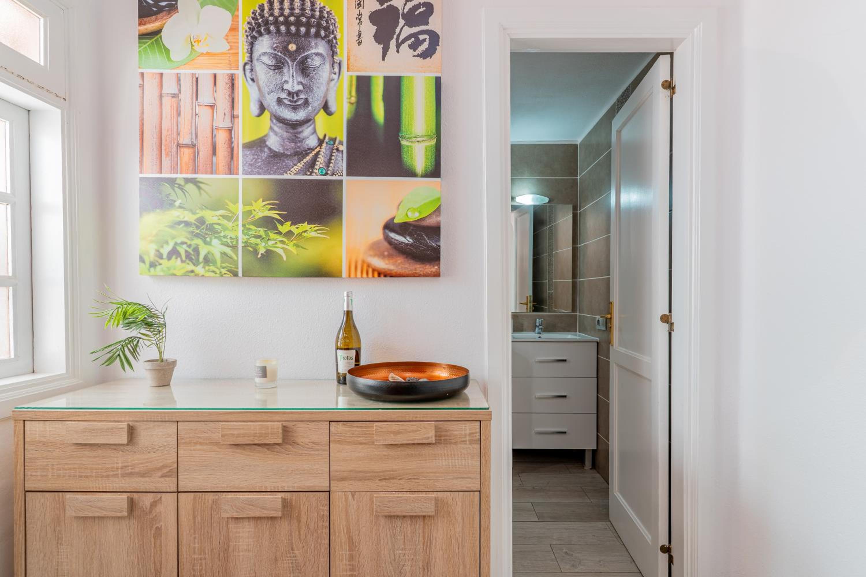 Modern studio with ocean views and heated pool in Malibu Park