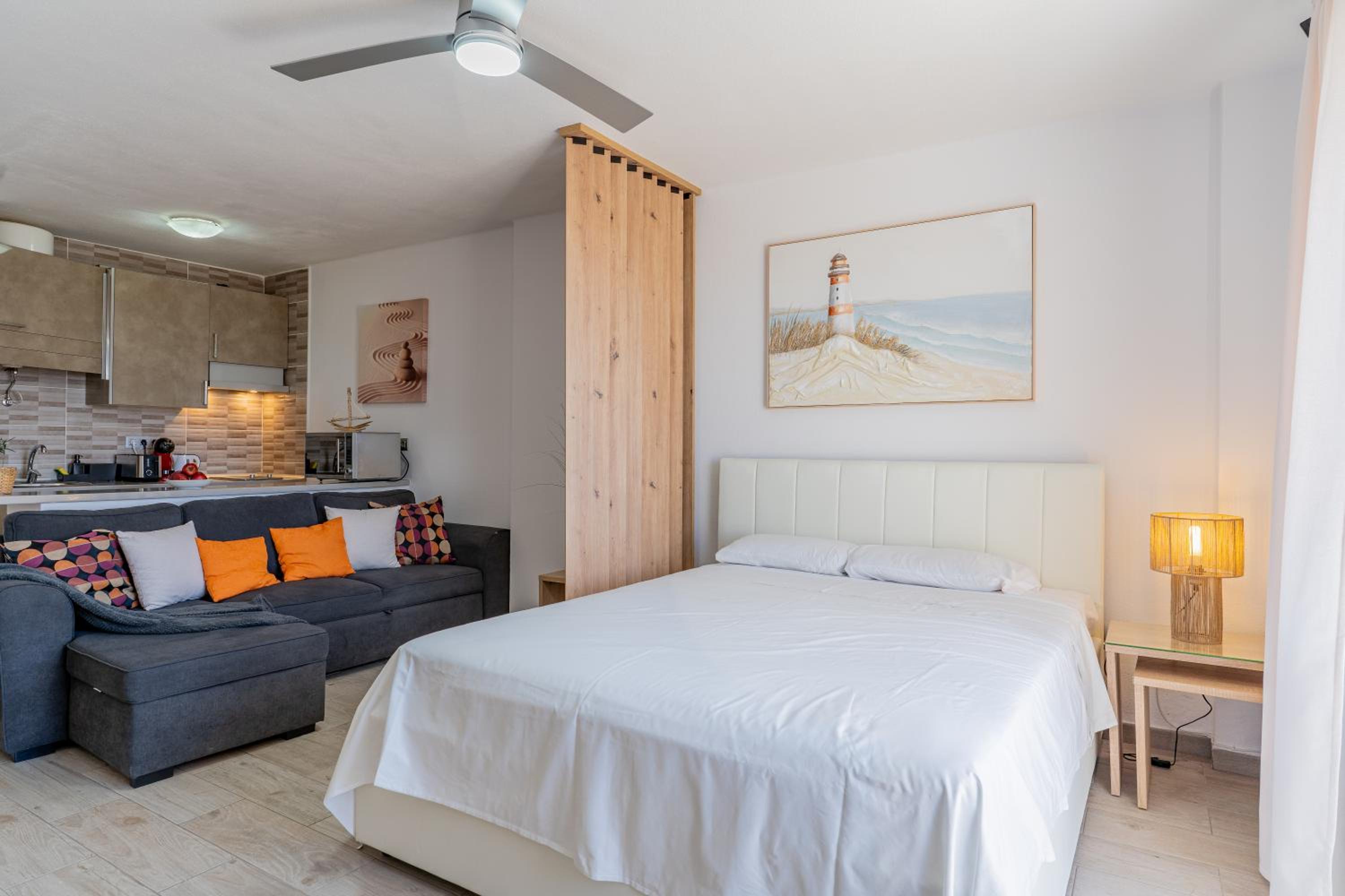 Modern studio with ocean views and heated pool in Malibu Park