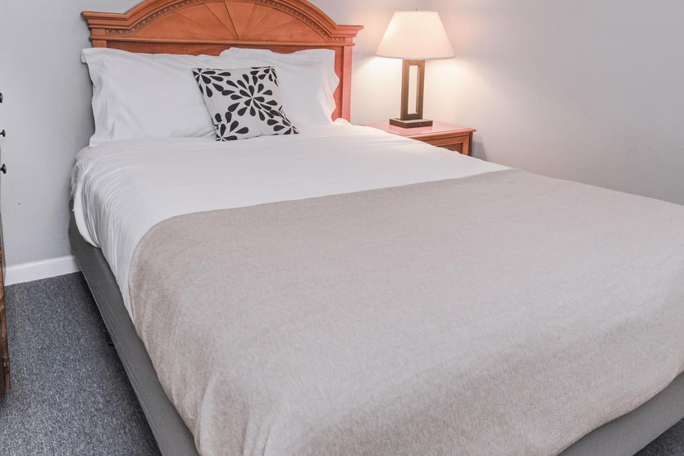 Charming Room w Private Bath Wi-Fi in Brownstown
