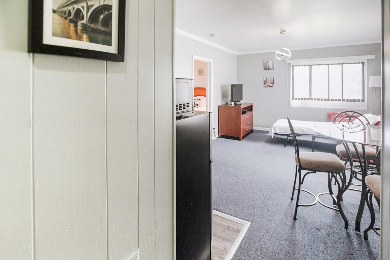 Charming Room w Private Bath Wi-Fi in Brownstown