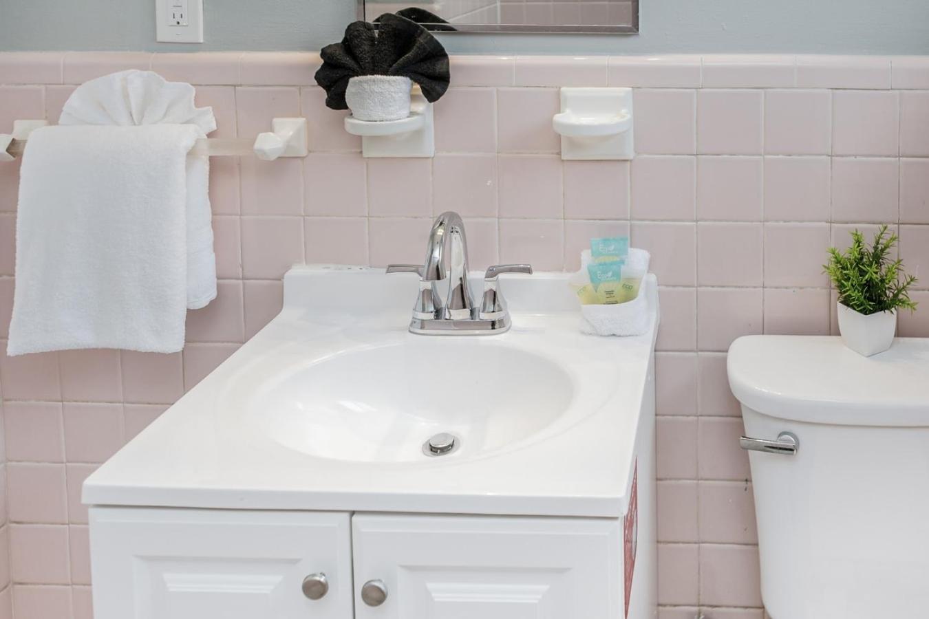 Charming Room w Private Bath Wi-Fi in Brownstown