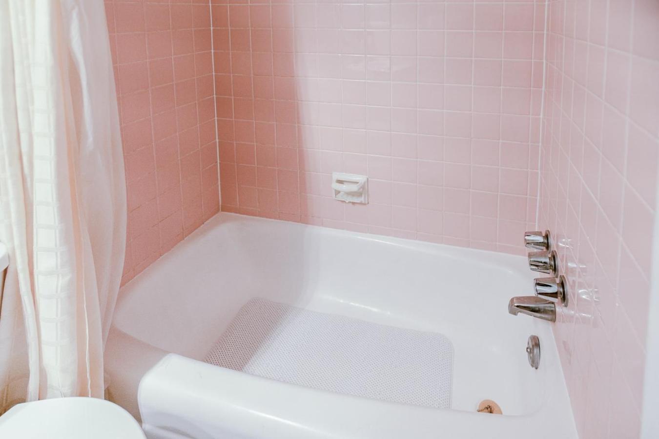 Charming Room w Private Bath Wi-Fi in Brownstown