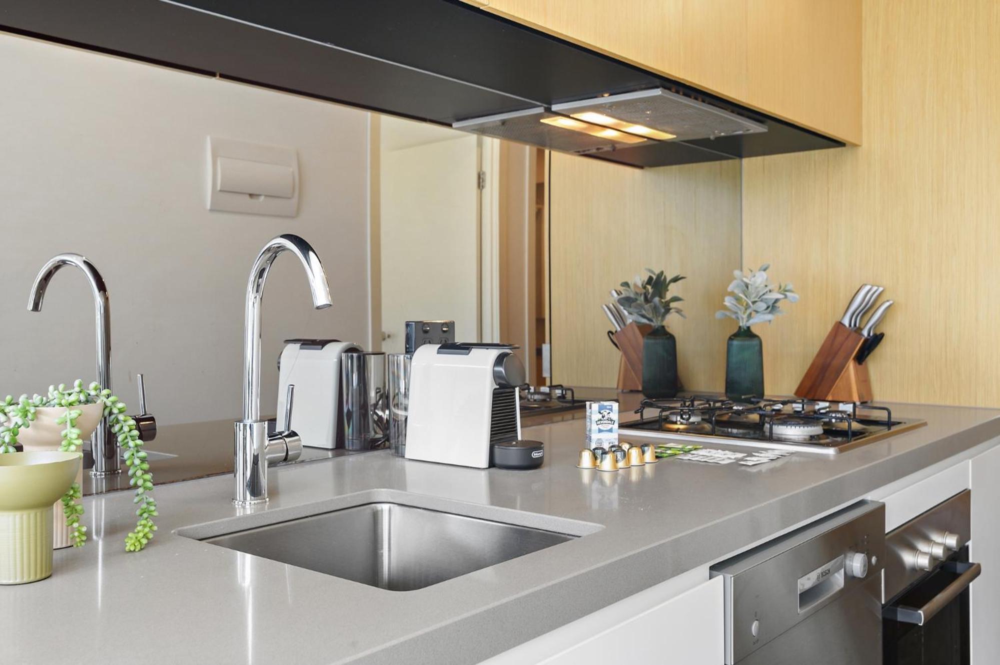 Bright 1BR Apartment Near Maribyrnong River
