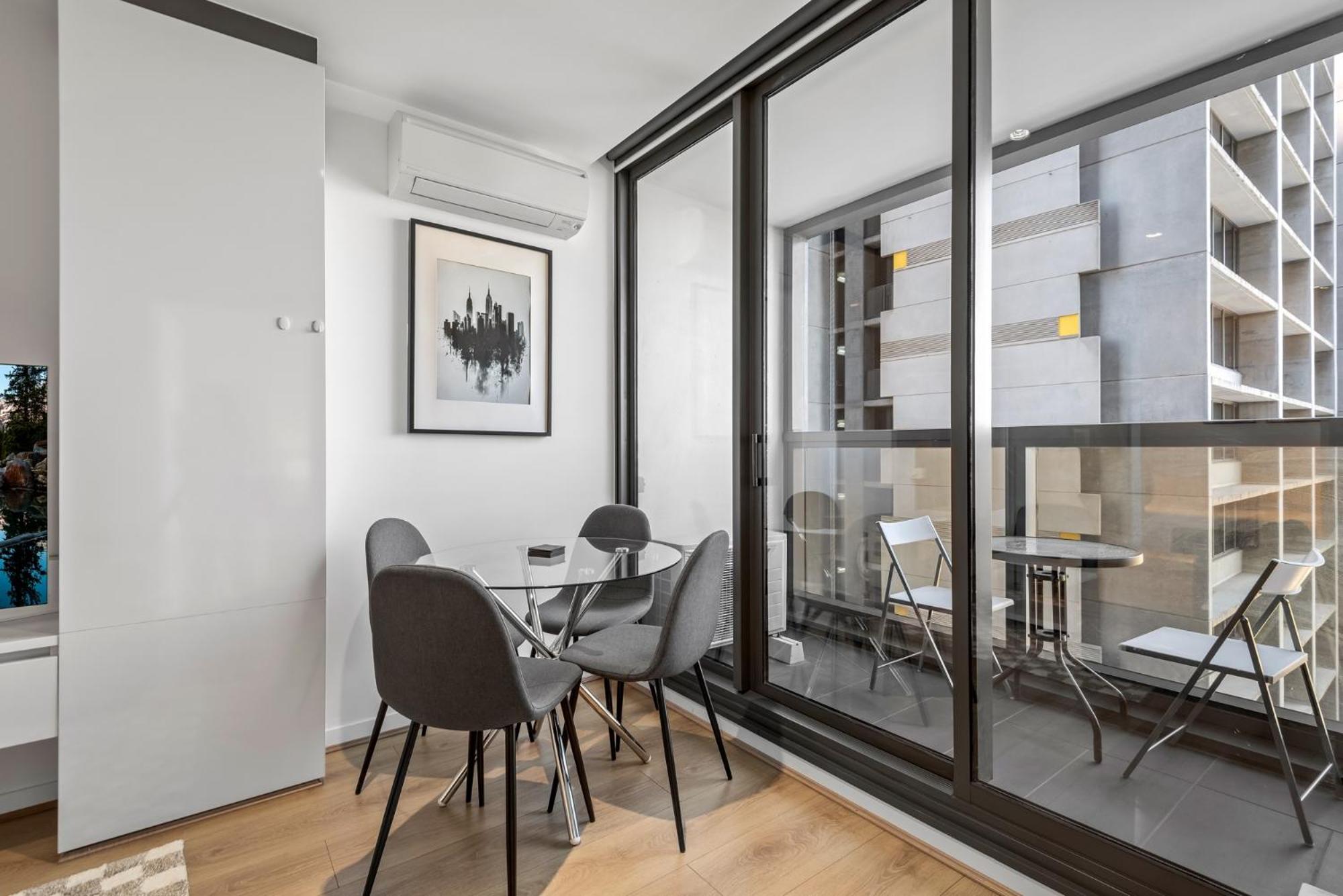 Melbourne CBD 2Bed with Gym, Sauna & Pool Access