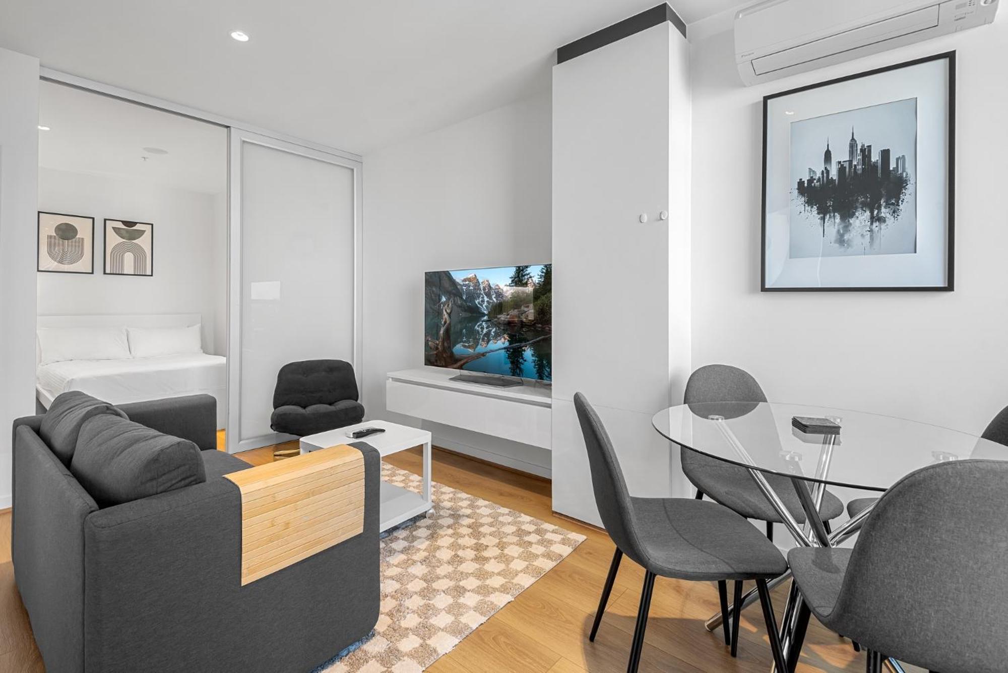 Melbourne CBD 2Bed with Gym, Sauna & Pool Access