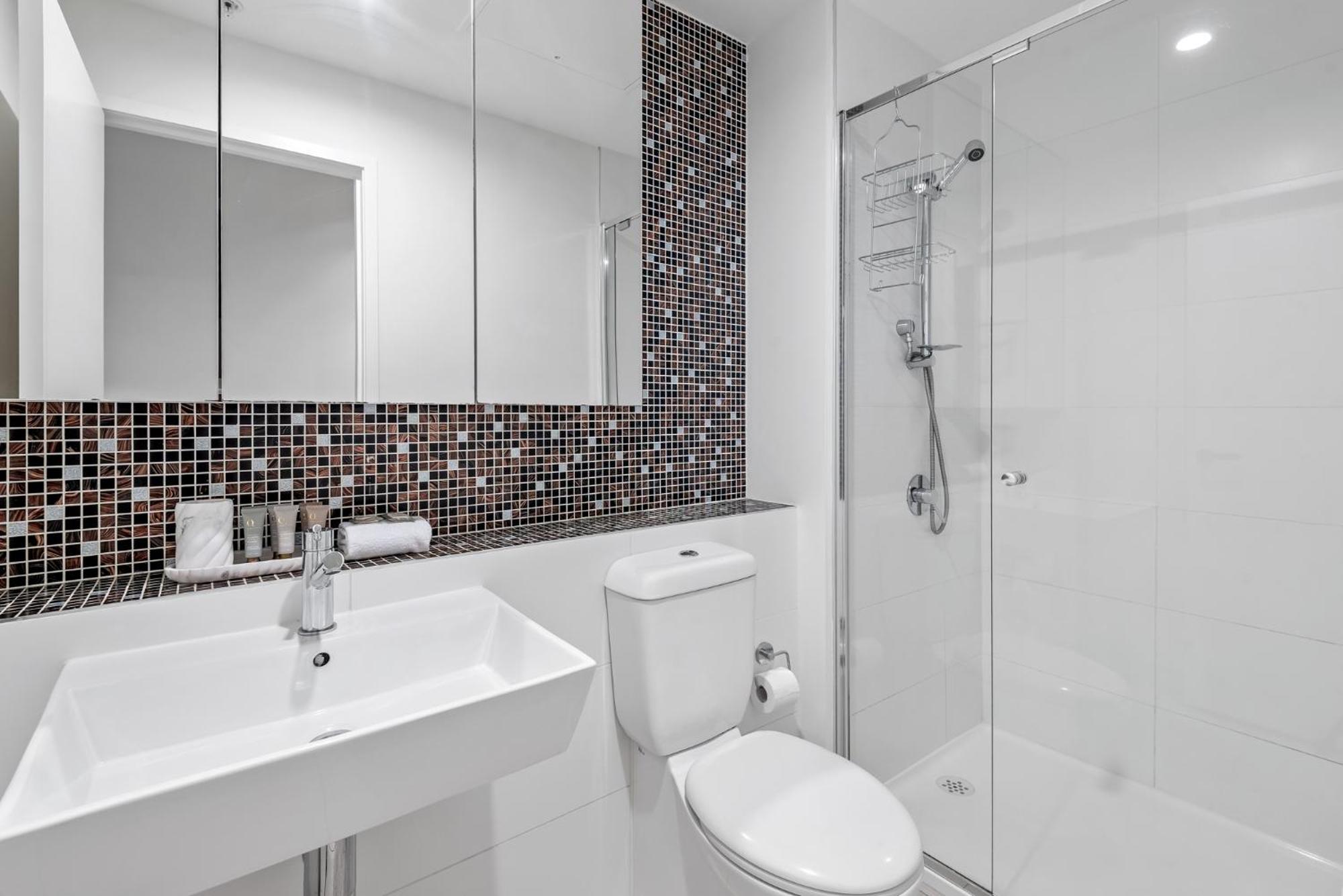 Melbourne CBD 2Bed with Gym, Sauna & Pool Access