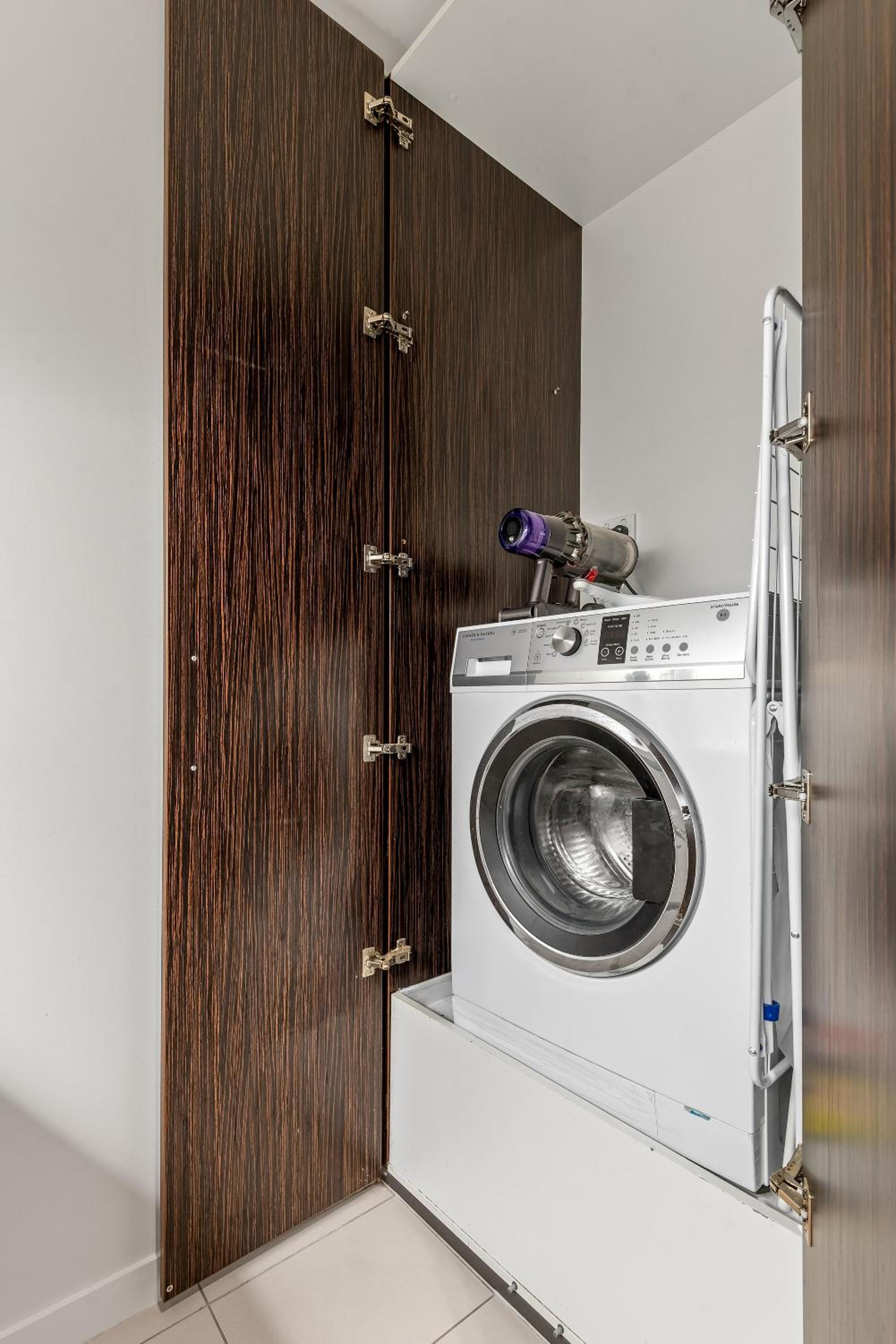 Melbourne CBD 2Bed with Gym, Sauna & Pool Access