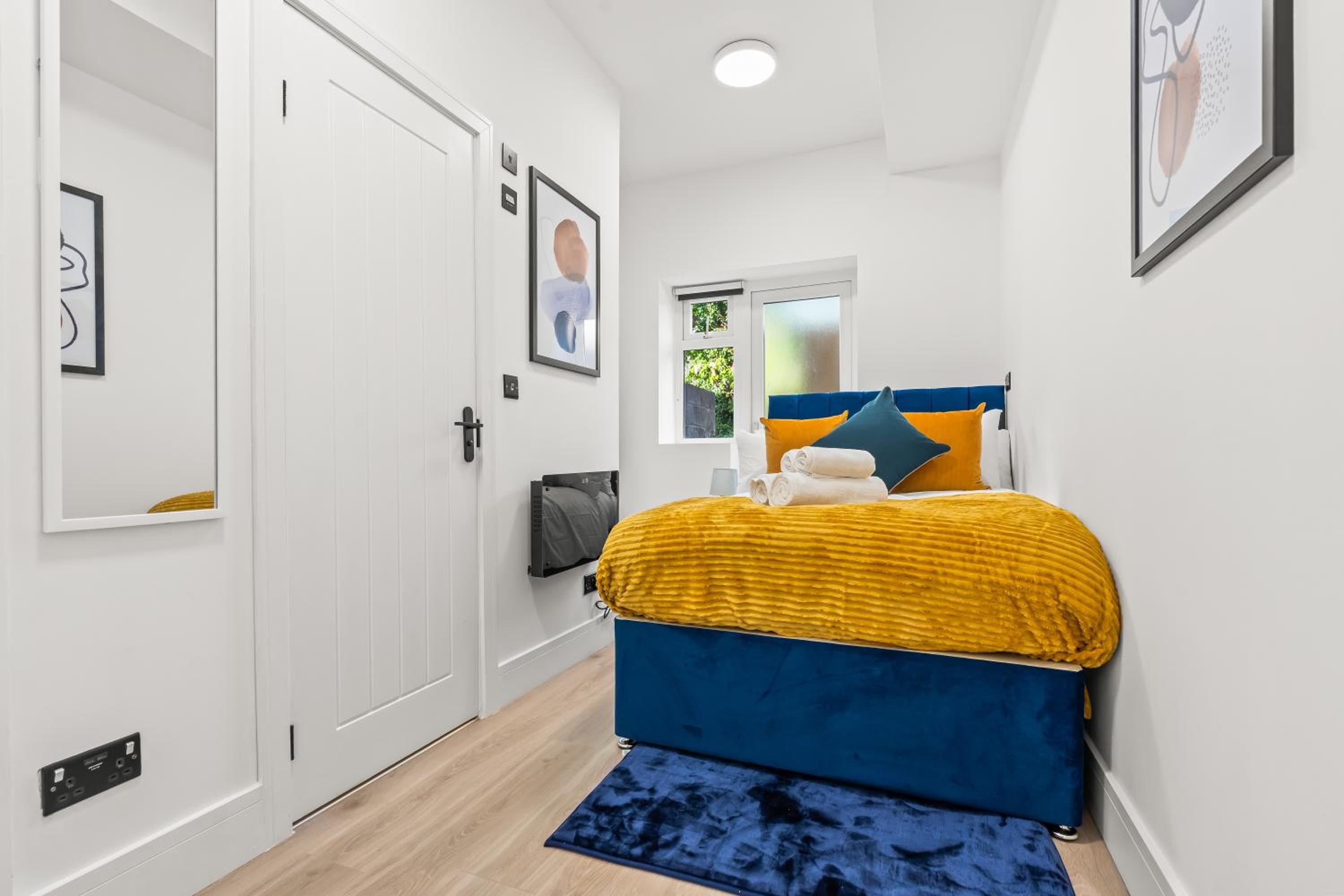 Stunning 4 Bed, Sleeps 10, Parking