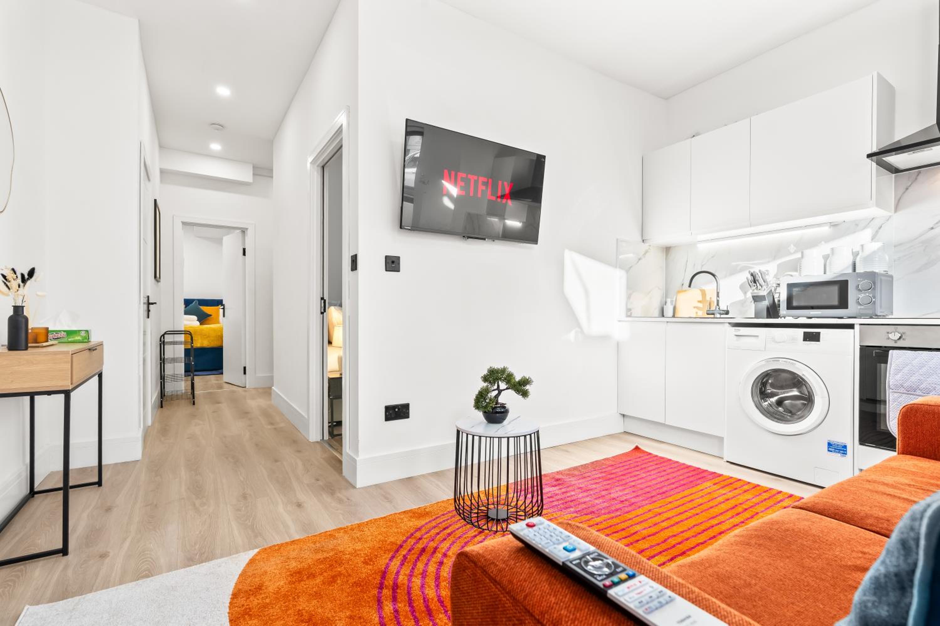 Stunning 4 Bed, Sleeps 10, Parking