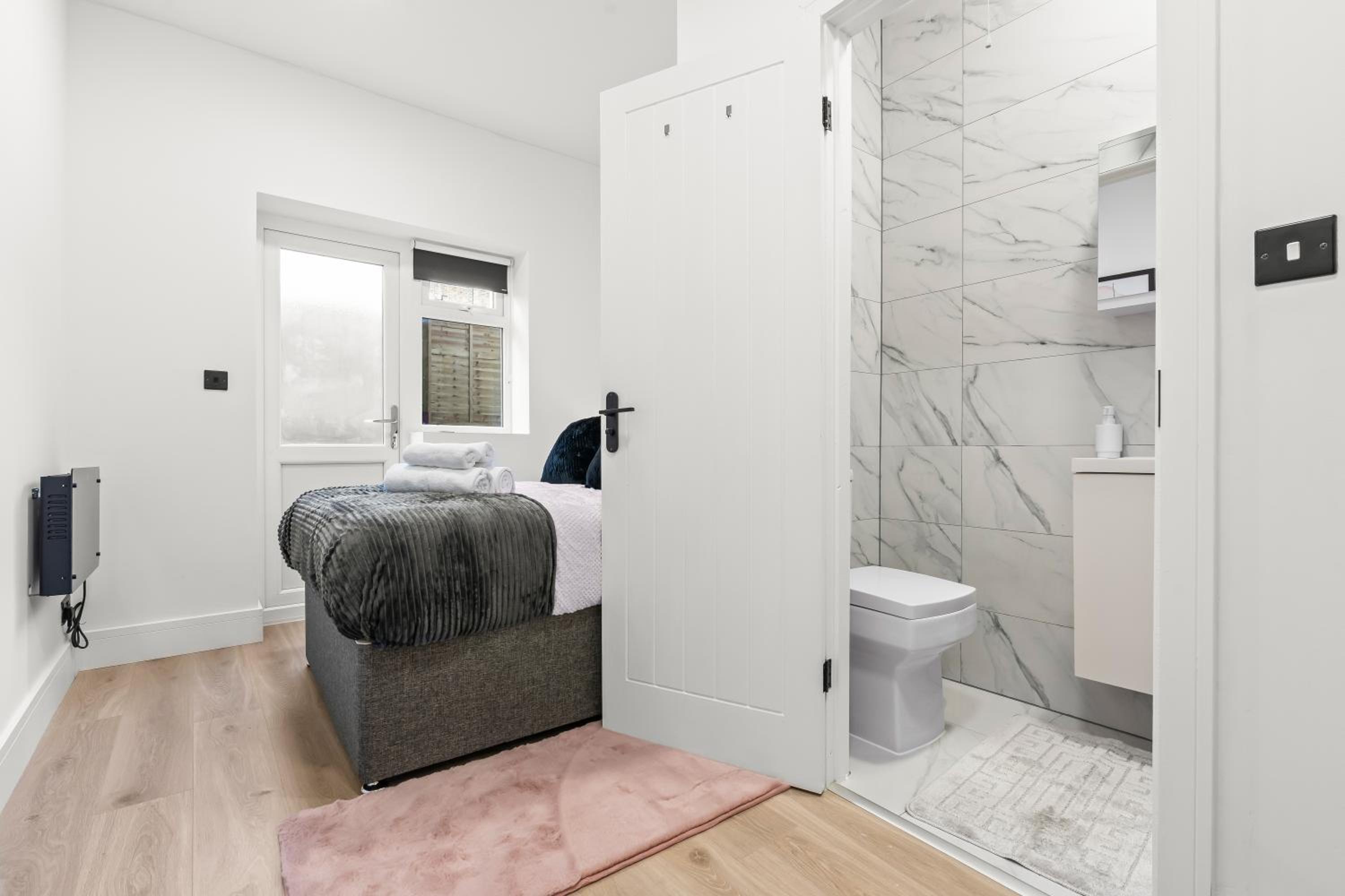Stunning 4 Bed, Sleeps 10, Parking