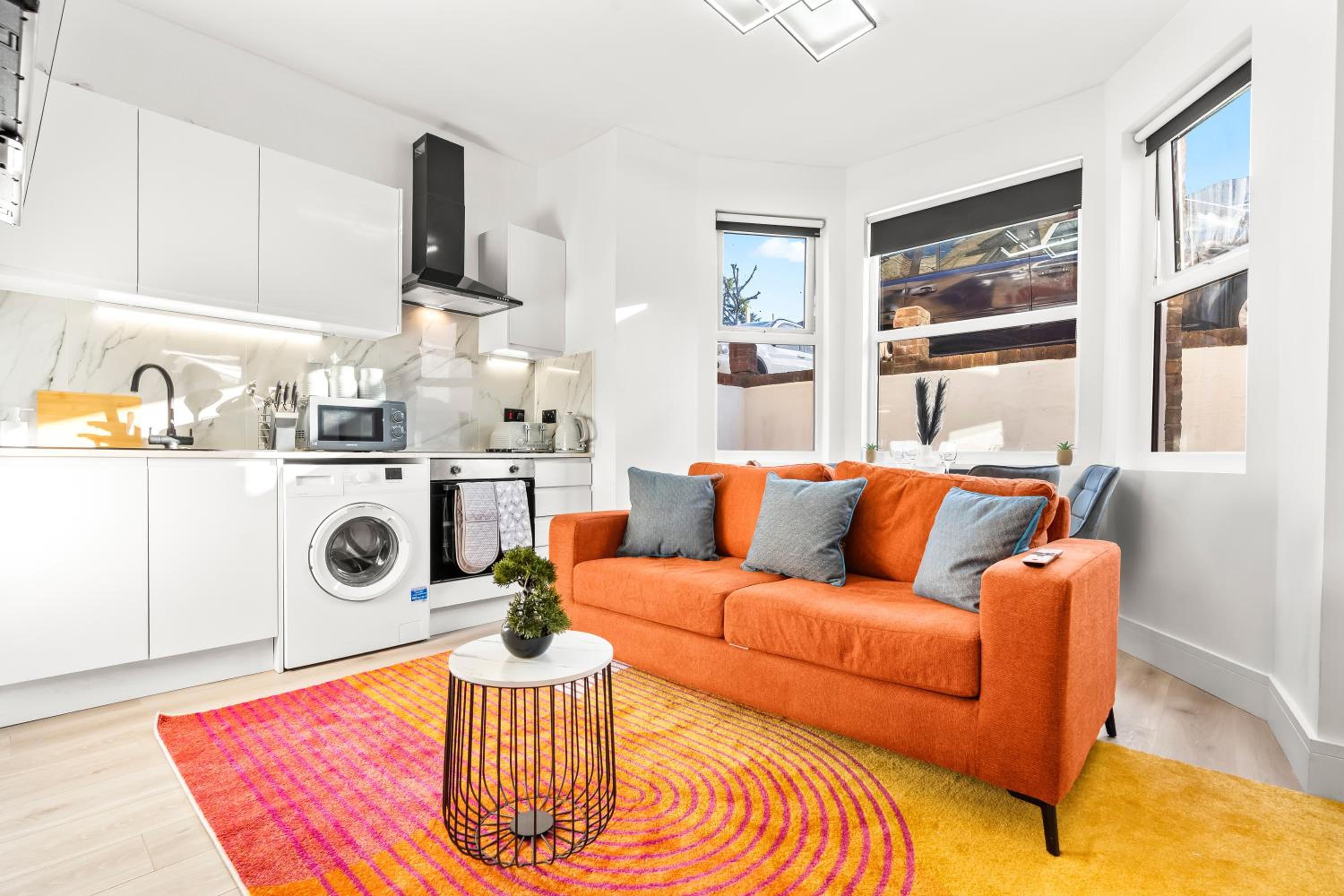 Stunning 4 Bed, Sleeps 10, Parking