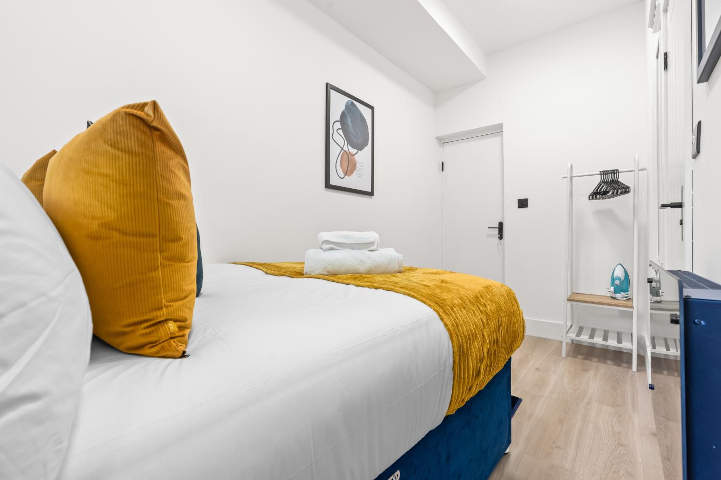 Stunning 4 Bed, Sleeps 10, Parking