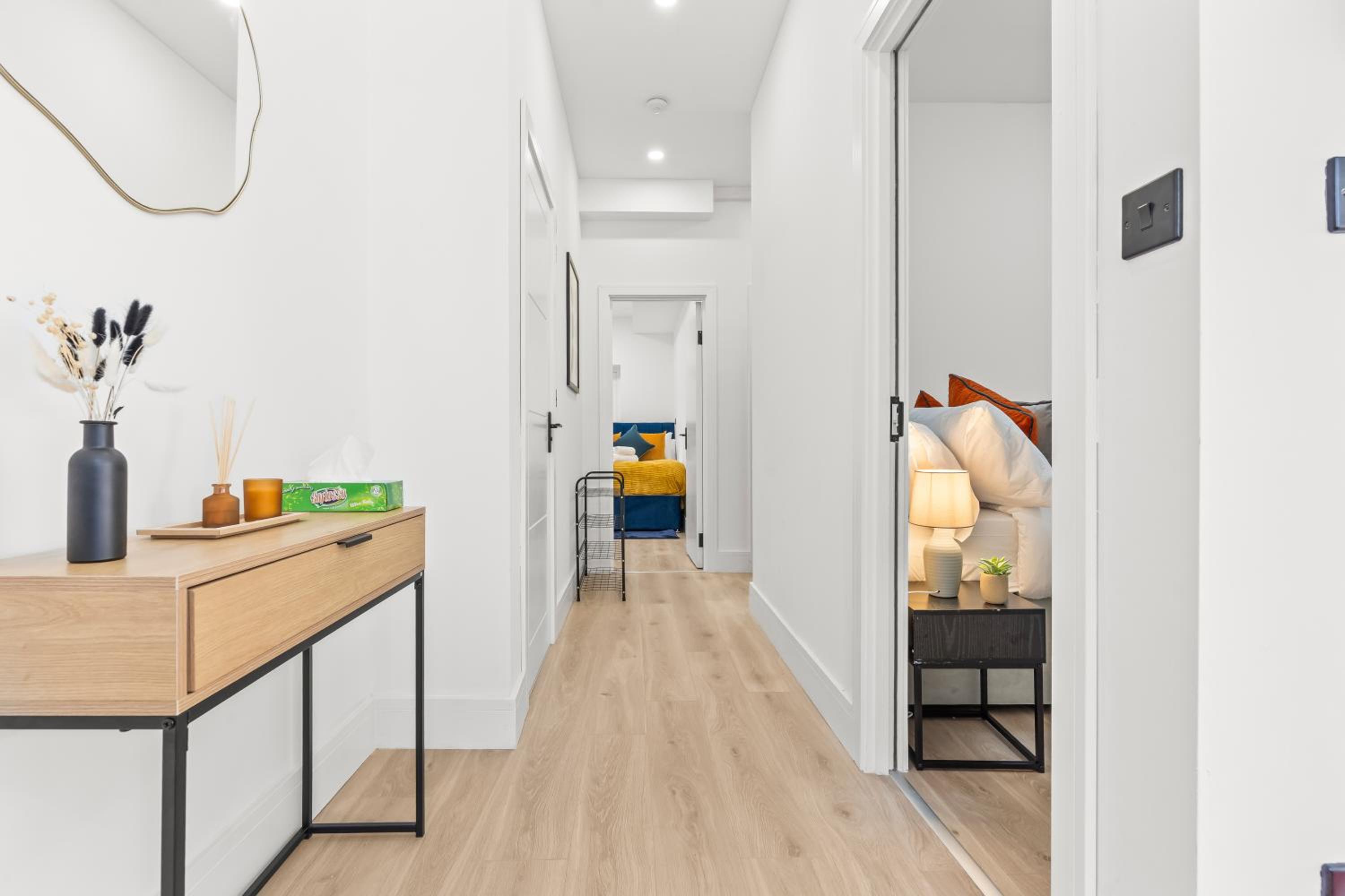 Stunning 4 Bed, Sleeps 10, Parking