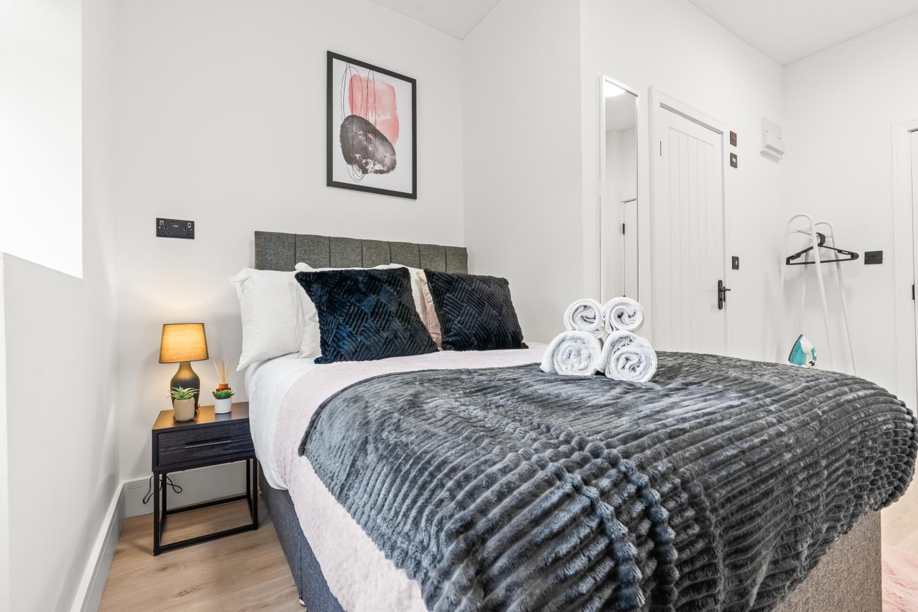 Stunning 4 Bed, Sleeps 10, Parking