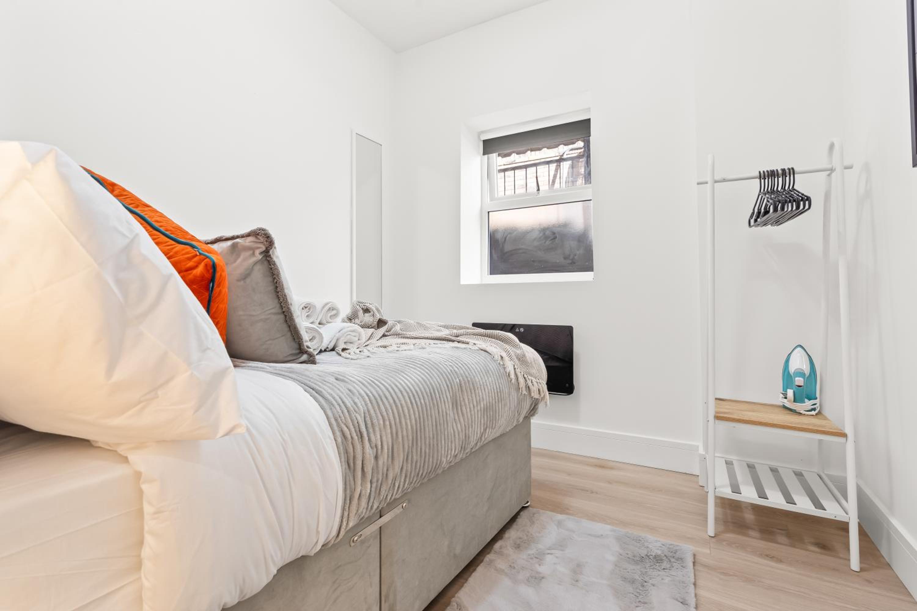 Stunning 4 Bed, Sleeps 10, Parking