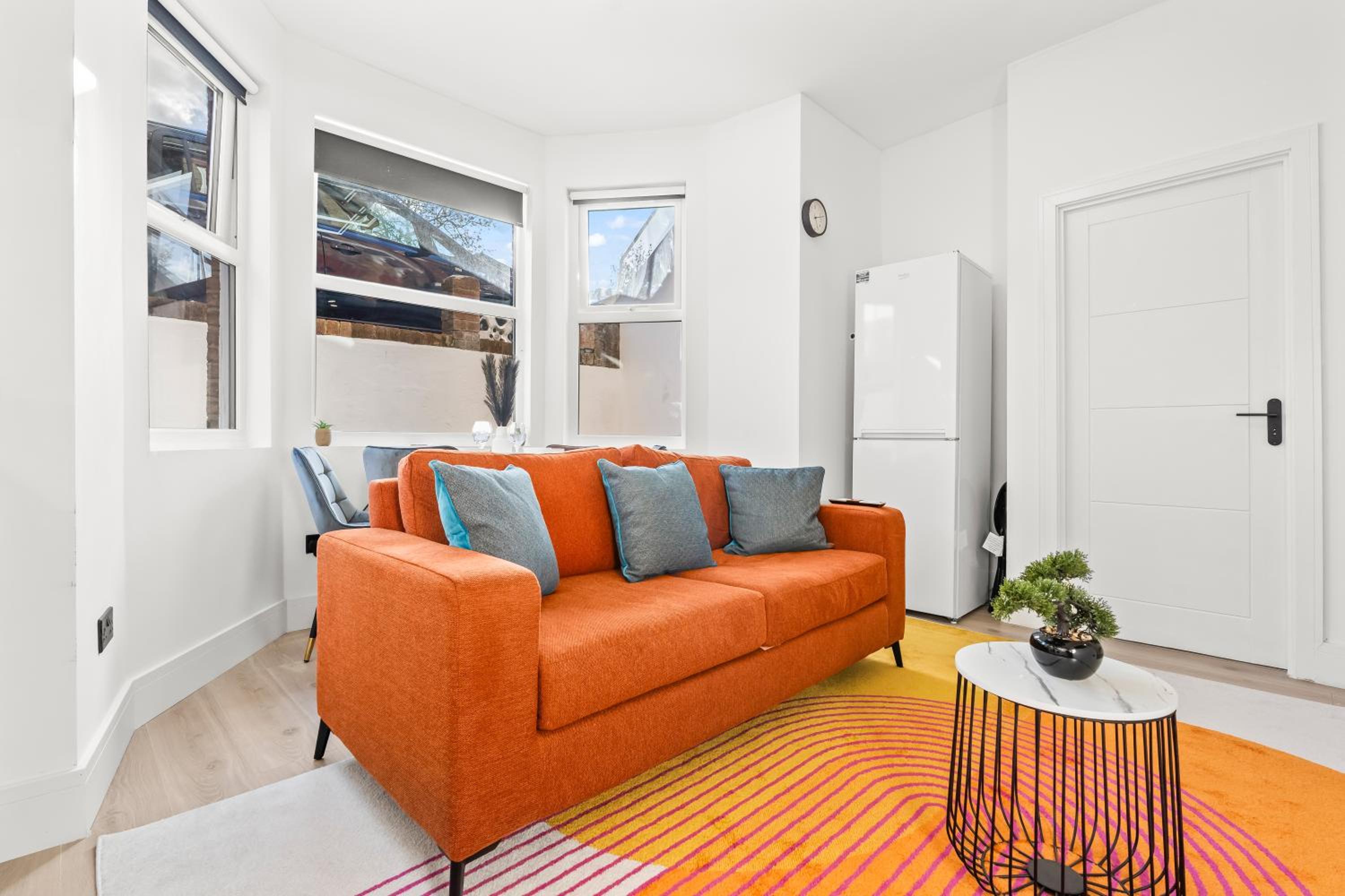 Stunning 4 Bed, Sleeps 10, Parking