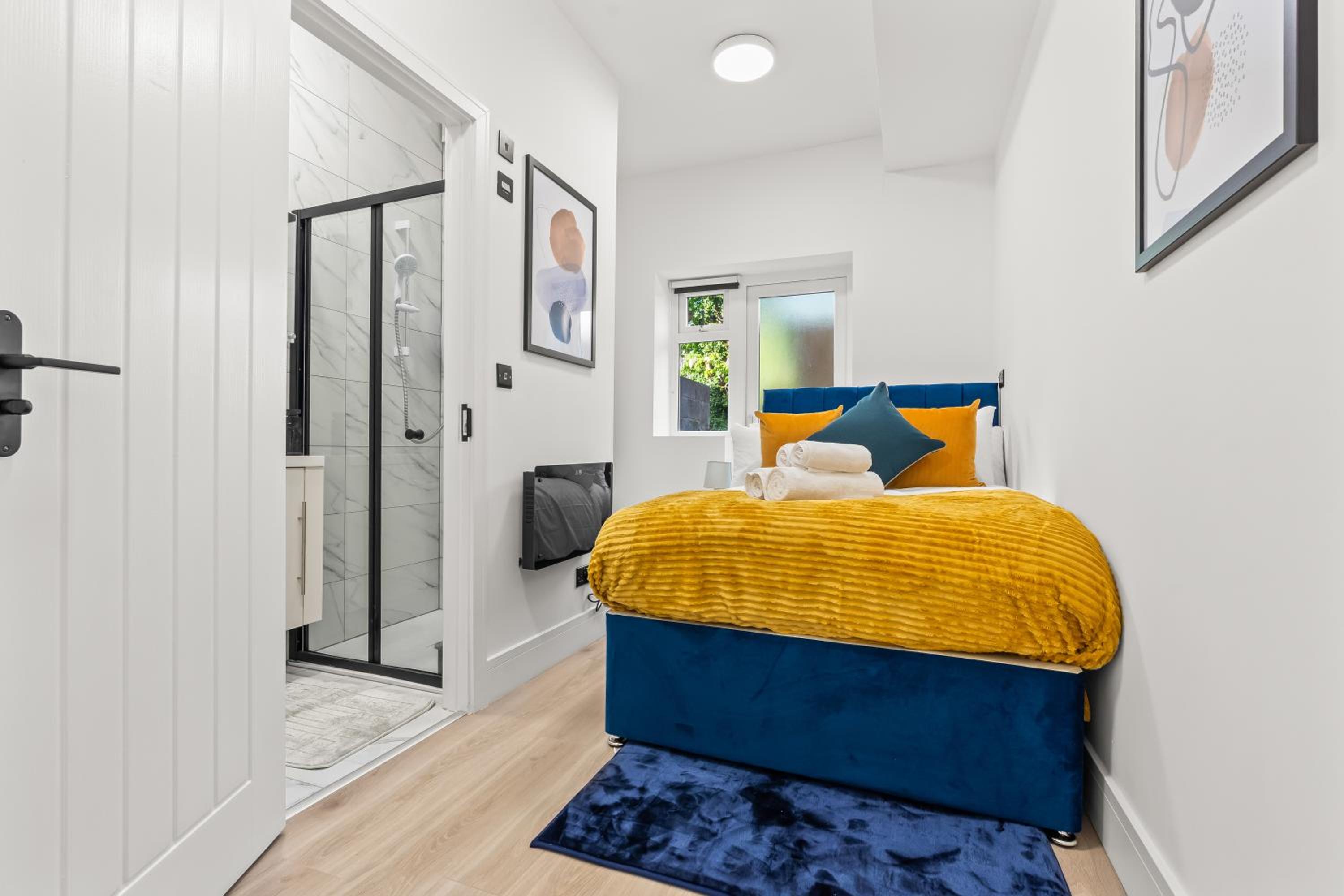 Stunning 4 Bed, Sleeps 10, Parking