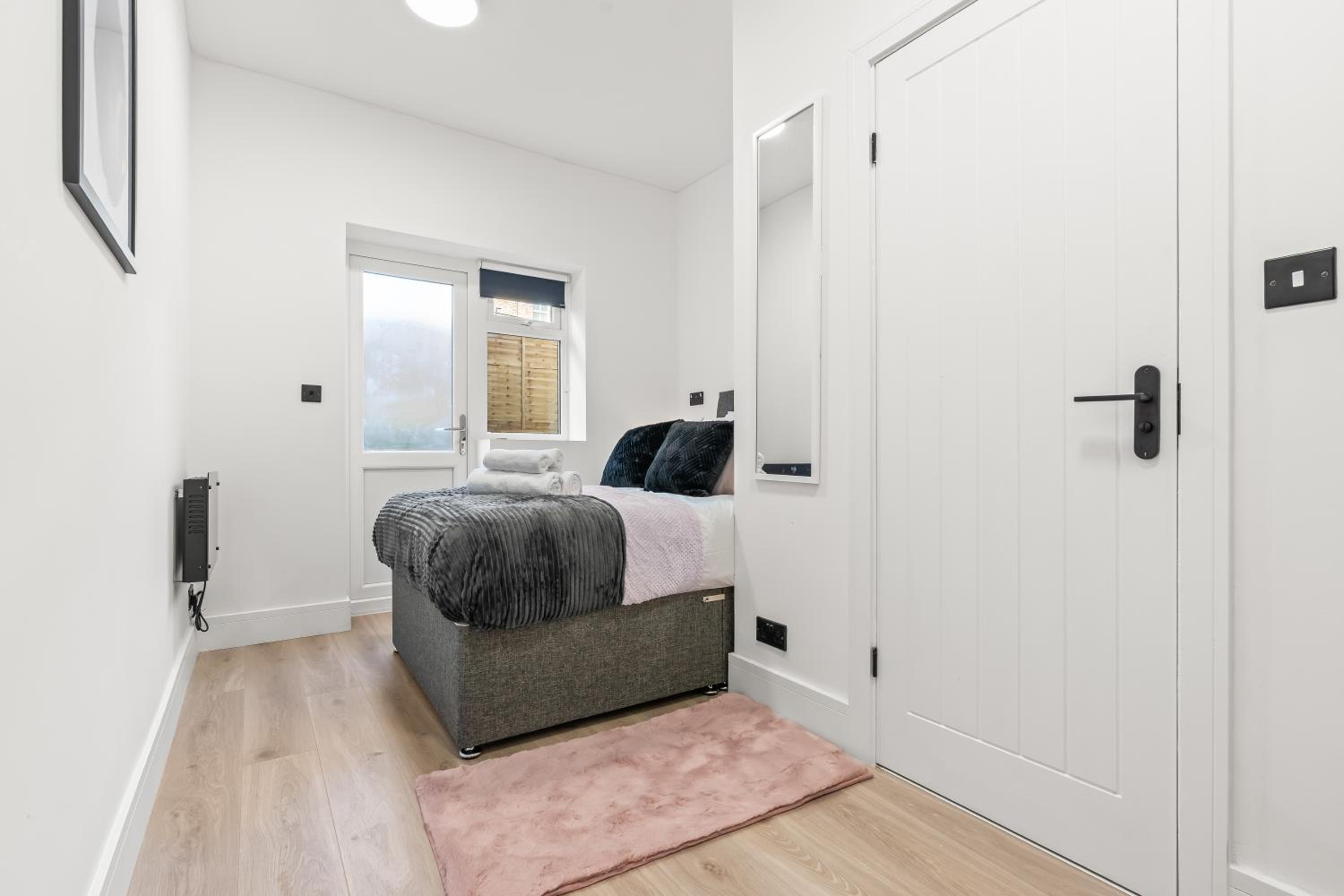 Stunning 4 Bed, Sleeps 10, Parking