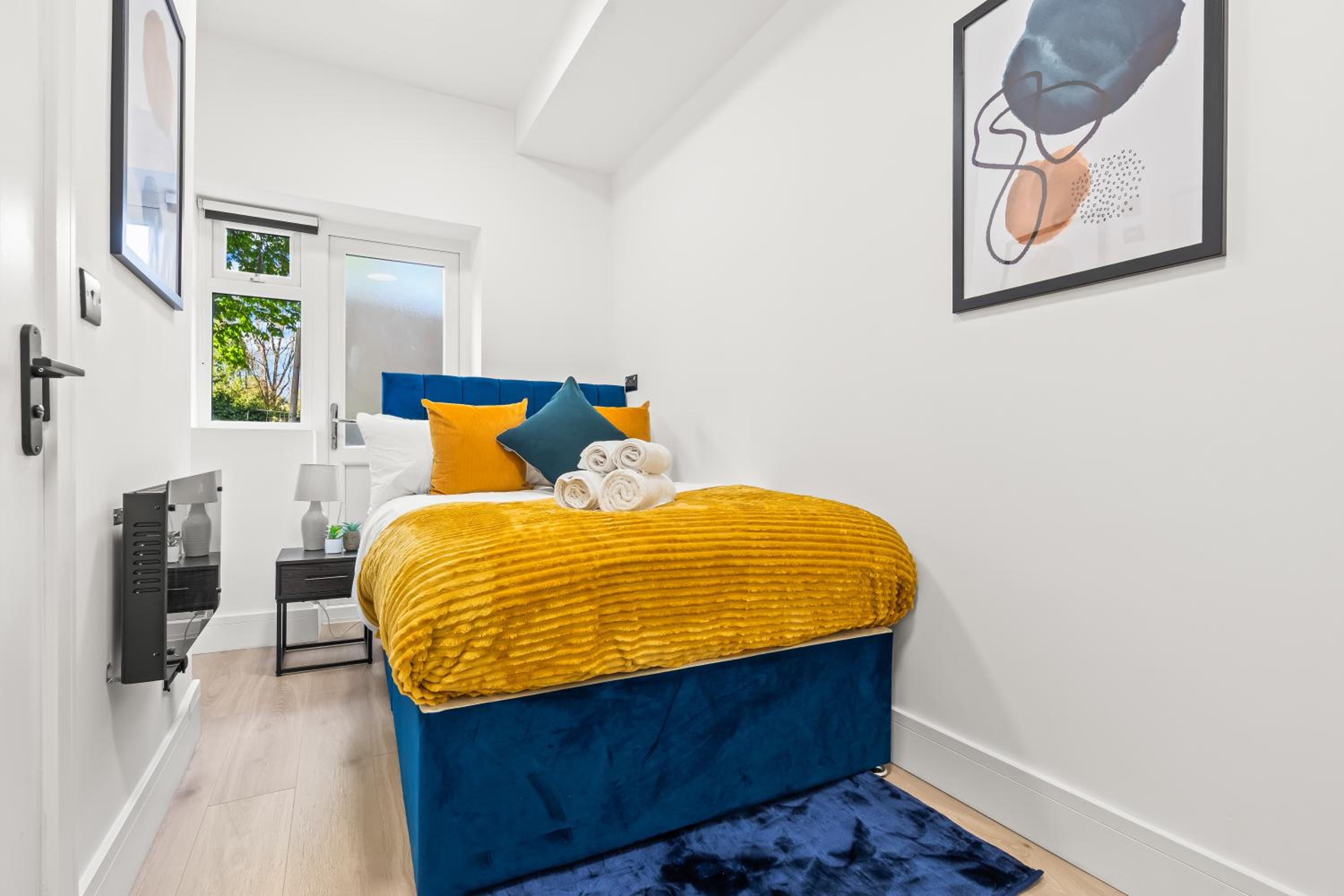 Stunning 4 Bed, Sleeps 10, Parking