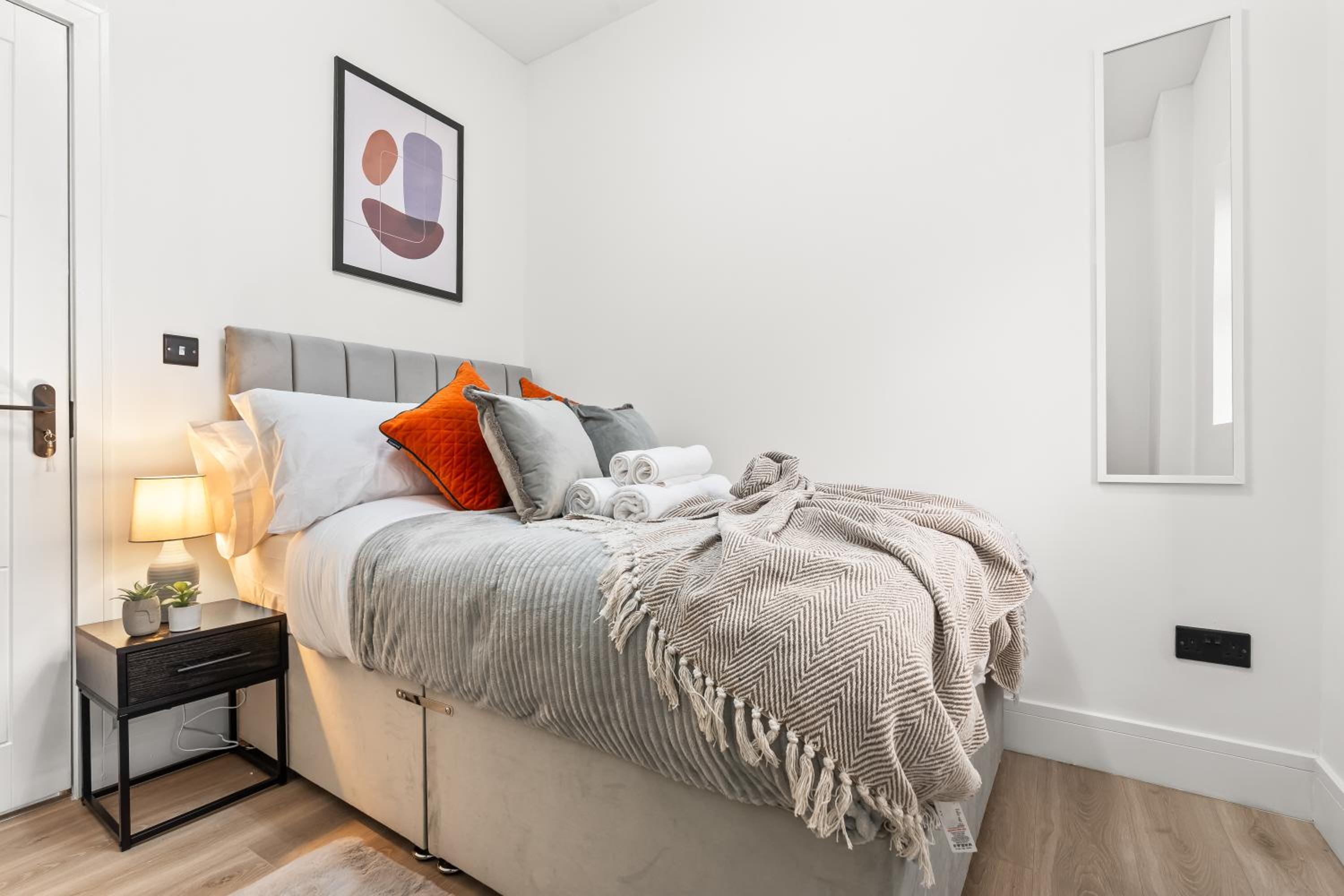 Stunning 4 Bed, Sleeps 10, Parking